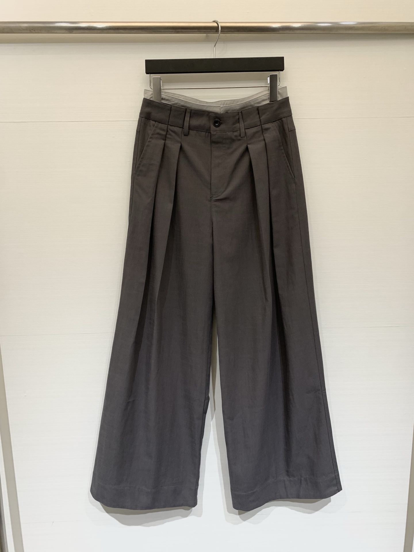 NO:747987,Loewe 26 spring and summer new style gray wide-leg pure cotton suit casual trousers, high waist design + double pleats on the front, effectively enhance the waistline, loose and draped trouser legs, naturally modify the leg shape, elongate the proportion of the lower body, strong tolerance for various leg types, taking into account aura and refreshing feeling Size SML,, loewe, business suit,19860909Loewe 26春夏新款 灰色阔腿纯棉西装休闲裤,高腰设计+前襟双褶裥,有效提升腰线,裤管宽松垂坠,自然修饰腿型,拉长下半身比例,对各种腿型包容性强,兼顾气场与清爽感 码数SML,,loewe,business suit,,Women's clothing