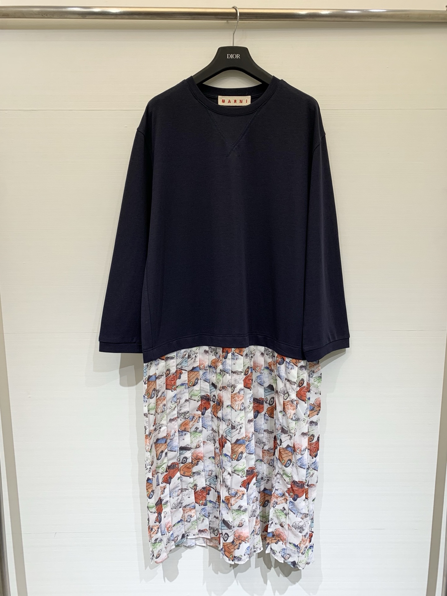 NO:737881,MARNI 26 new spring and summer style spliced ​​long-sleeved dress, a mix of fun and looseness, round neck design, classic V-shaped stitching on the front, casual and comfortable fit, spliced ​​pleated skirt on the lower body, full of childlike interest and artistic sense. Size SML,,marni,skirts,19860909MARNI 26春夏新款 拼接长袖连衣裙,混搭趣味与松弛感,圆领设计,前片有经典的 V 形缝线,版型休闲舒适,下半身拼接百褶裙,充满童趣与艺术感 码数SML,,marni,skirts,,Women's clothing