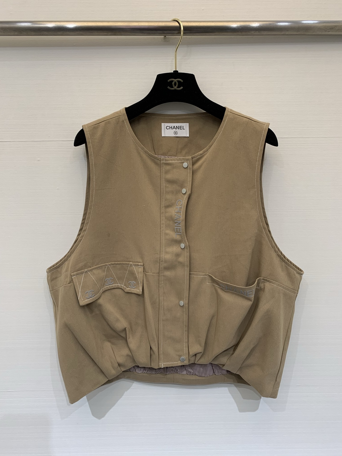 NO:737875,CHANEL 26 new second-hand work vest, cotton sleeveless design, simple and neat, both warm and layered, can easily control the temperature difference between morning and evening, looks good whether worn under a shirt or outside. Size SML P,,chanel,shirts,19860909CHANEL 26中古新款 工装马甲 棉质无袖设计,简约利落,兼具保暖与层次搭配,轻松驾驭早晚温差,无论是内搭衬衫或外穿都好看 码数SML P,,chanel,shirts,,Women's clothing