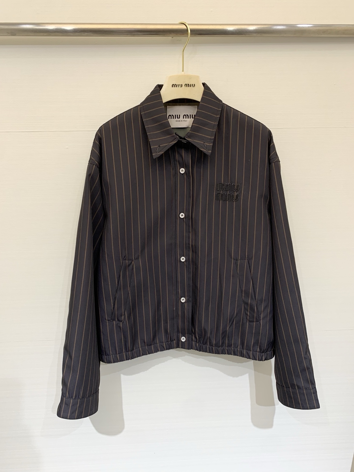 NO:737863,MIUMI* 26 new spring and summer style black striped lapel jacket, classic black and fine gold striped fabric, with low-key exquisite luster. The lapel jacket is oversized and loosely cut. The dropped shoulder design weakens the shoulder line and makes it more casual. The button details on the back and the pleated hem are ingenious, breaking the stereotype of stripes. Size SML,,miumiu,versace,jackets & coats,jackets & coats,19860909MIUMI* 26春夏新款 黑色条纹翻领夹克外套,经典黑底细金条纹的面料,自带低调的精致光泽,翻领夹克采用oversize宽松剪裁,落肩设计弱化肩线更显随性,背后的纽扣细节与下摆抽褶巧思,打破条纹的刻板感 码数SML,,miumiu,versace,jackets & coats,jackets & coats,,Women's clothing