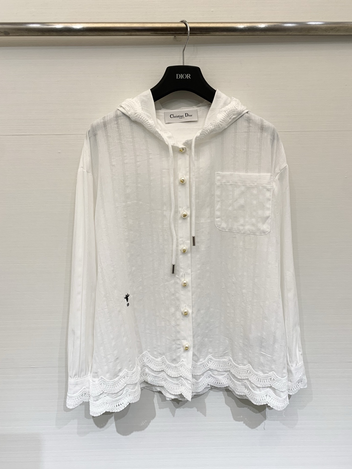 NO:737857,Dior 26 new spring and summer hooded lace shirt jacket. Customized YB imported twill cotton material. Comfortable and breathable texture. The hood cuffs and hem are decorated with lace splicing design to add layering to the look. Show the brand's unique creativity. Relaxed without losing the sense of luxury. The waist is embellished with embroidered CD bee logo decoration to highlight the brand tone. Single-row front pearl button adjustment. Practical and beautiful. Development of surface accessories. Hooded shirt jacket style tailoring. Outstanding and fashionable for daily commuting and dating.  Size SML,,dior,jackets & coats,shirts,hats,19860909Dior 26春夏新款 连帽花边衬衫外套 定制YB进口斜纹全棉材质 质感舒适透气 帽沿袖口衣摆饰以花边拼接设计 增添造型层次感 展现品牌独特创意 松弛不失高级感 腰侧点缀刺绣CD蜜蜂徽标装饰 彰显品牌调性 单排前襟珍珠纽扣调节 实用又美观 面辅料开发 连帽衬衣外套版型剪裁 日常通勤约会穿搭出彩时髦 码数SML,,dior,jackets & coats,shirts,hats,,Women's clothing