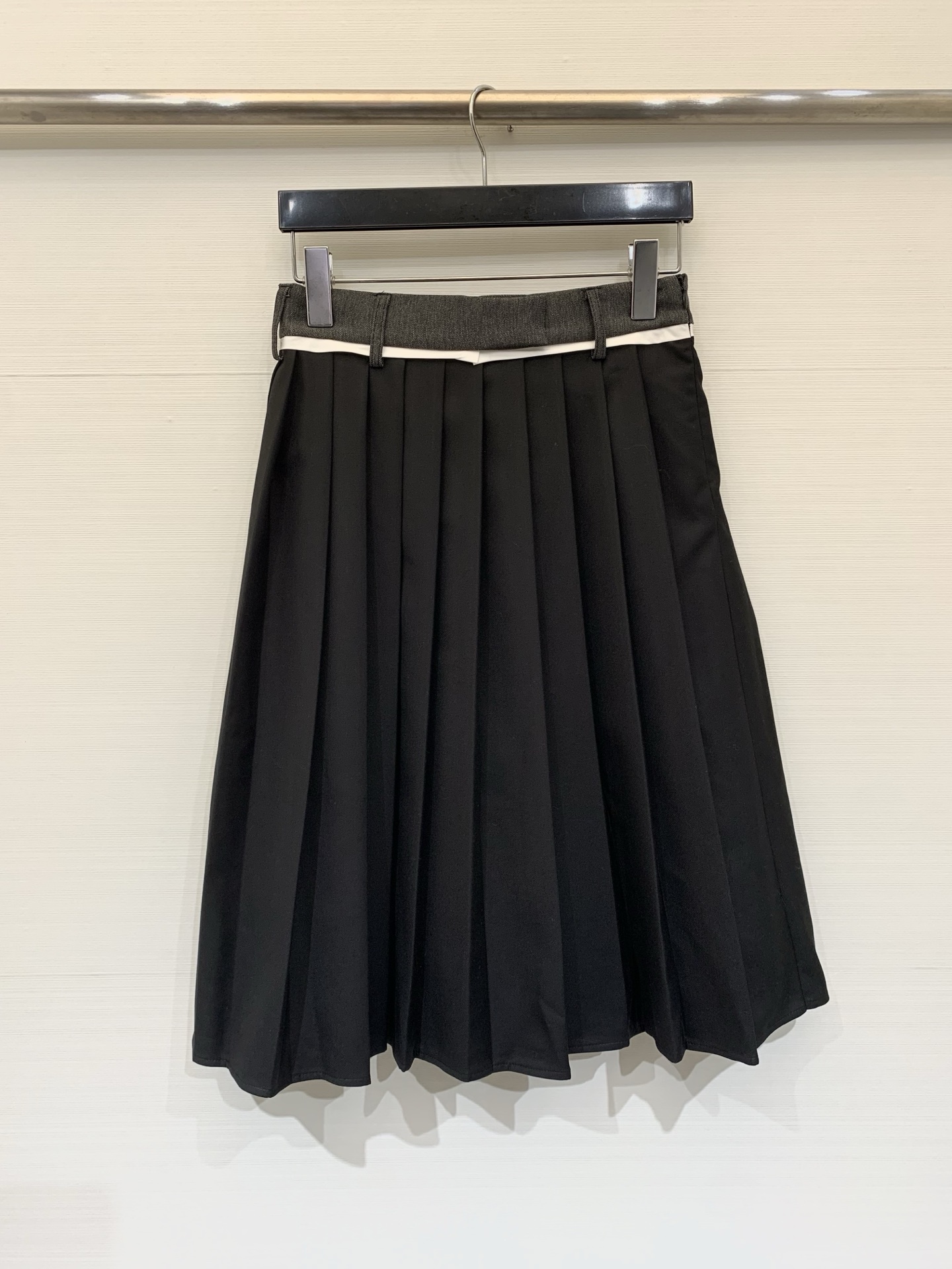 NO:737851,Prada 26 spring and summer new pleated skirt, high waist design + white webbing embellishment, simple and detailed ~ The suit is made of thin material with texture, crisp and stylish, the pleated skirt is smart and elegant, you can easily wear it in college style or commuting!  The mid-length style modifies the legs, looks slim and versatile, and can be paired with sweaters, shirts or suit jackets in early spring to easily switch between multiple styles. It is practical and fashionable. Size SML, prada, skirts, jackets & coats, shirts, business suit,19860909Prada 26春夏新款 百褶半裙,高腰设计+白色织带点缀,简约又有细节感~西装薄料带纹理,挺括有型,百褶裙摆灵动优雅,学院风or通勤都能轻松驾驭！中长款修饰腿型,显瘦又百搭,早春搭配针织衫,衬衫或西装外套,轻松切换多种风格,实用又时髦 码数SML,,prada,skirts,jackets & coats,shirts,business suit,,Women's clothing