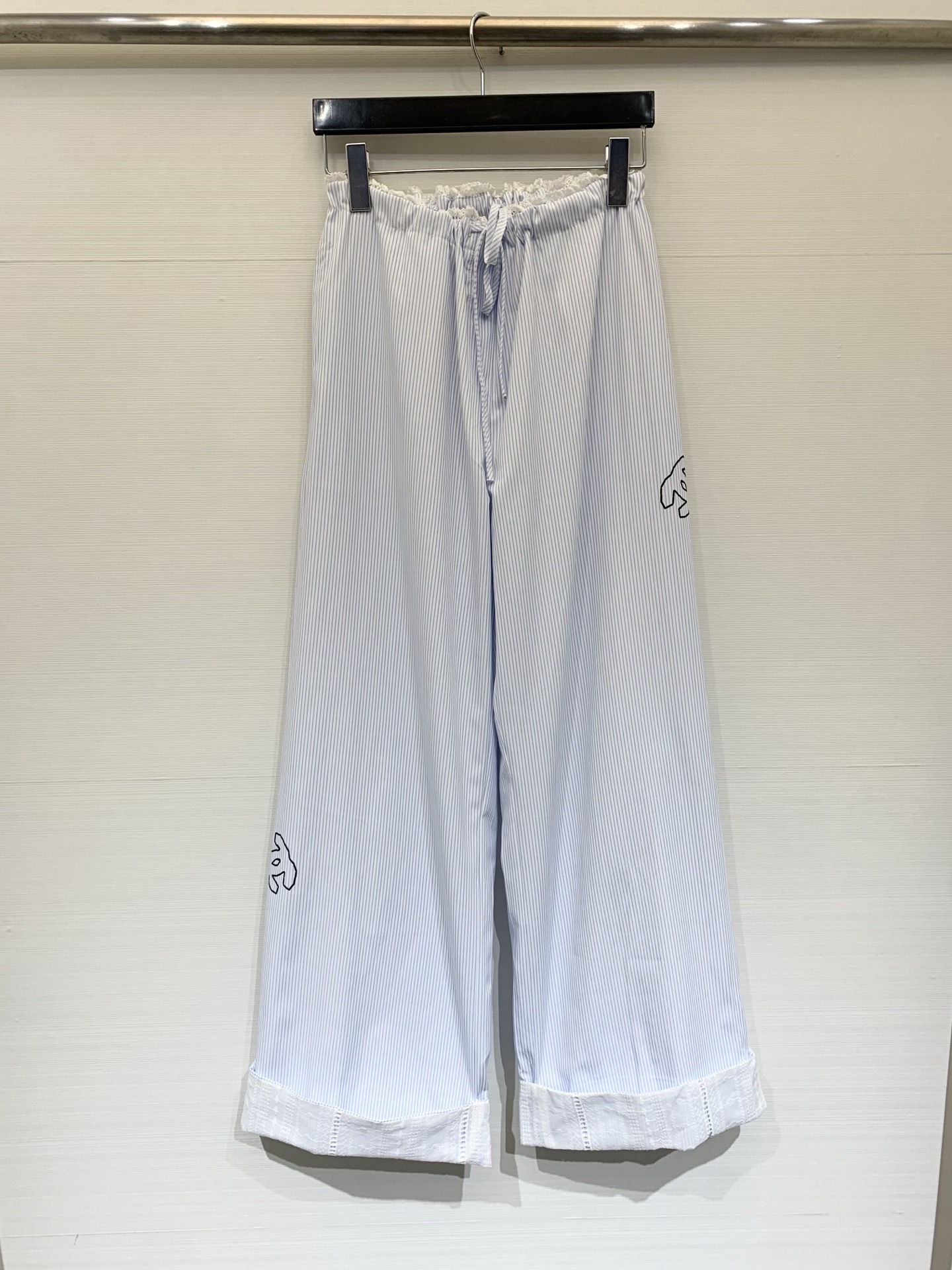 NO:737849,CHANEL 26 medieval light blue striped lace trousers, a collision of romance and spontaneity, fresh stripes and lace cuffs, a clever balance of strength and softness. The loose trousers are casual and comfortable, and the details reveal a delicate girly heart. They can be paired with sweaters or T-shirts to create a unique literary and artistic temperament. Size SML, chanel, tees, t-shirt,19860909CHANEL 26中古浅蓝条纹蕾丝边裤,浪漫与率性的碰撞,清新条纹遇上蕾丝翻边,刚柔并济的巧妙平衡.宽松裤型随性自在,细节处透出精致少女心,搭配针织衫或T恤都能演绎独特文艺气质 码数SML,,chanel,tees，t-shirt,,Women's clothing