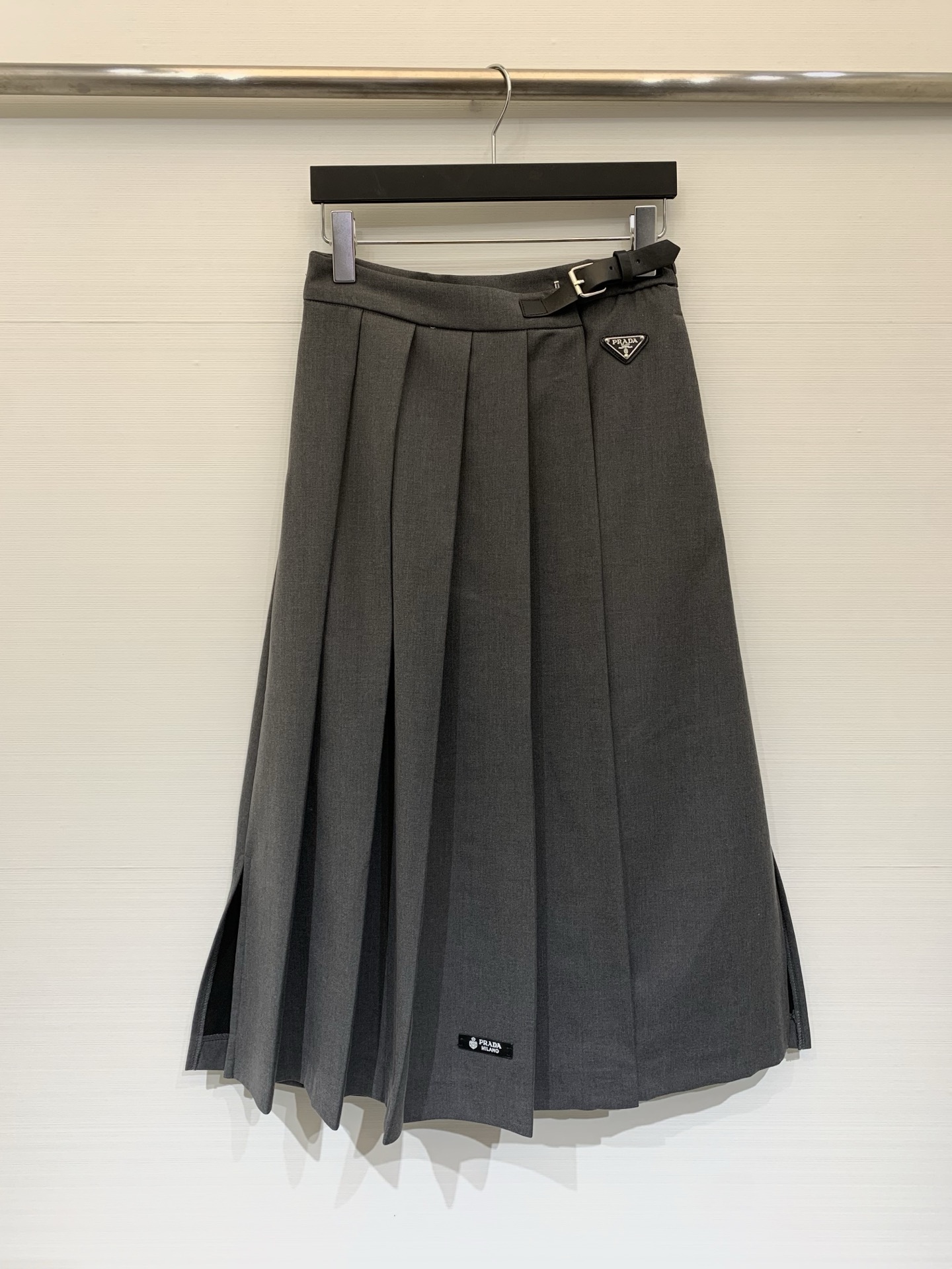 NO:737847,Prada 26 spring and summer new style pleated skirt with leather button head, wool fabric, small leather logo with letters and triangle logo, two colors sml P,, prada, skirts,19860909Prada 26春夏新款 皮扣头压褶半身裙,含羊毛面料,字母小皮标三角标点缀 两色sml P,,prada,skirts,,Women's clothing