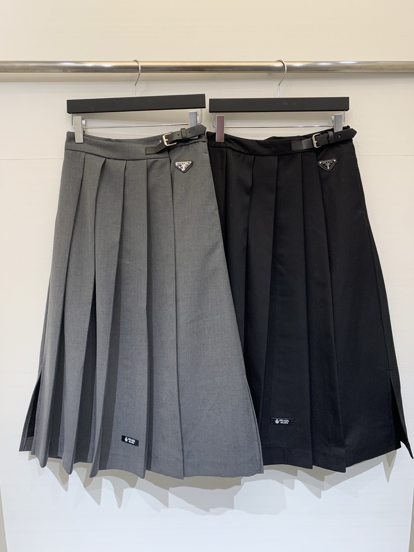 NO:737845,Prada 26 spring and summer new style pleated skirt with leather button head, wool fabric, small leather logo and triangle logo embellishment, two colors sml, prada, skirts,19860909Prada 26春夏新款 皮扣头压褶半身裙,含羊毛面料,字母小皮标三角标点缀 两色sml,,prada,skirts,,Women's clothing