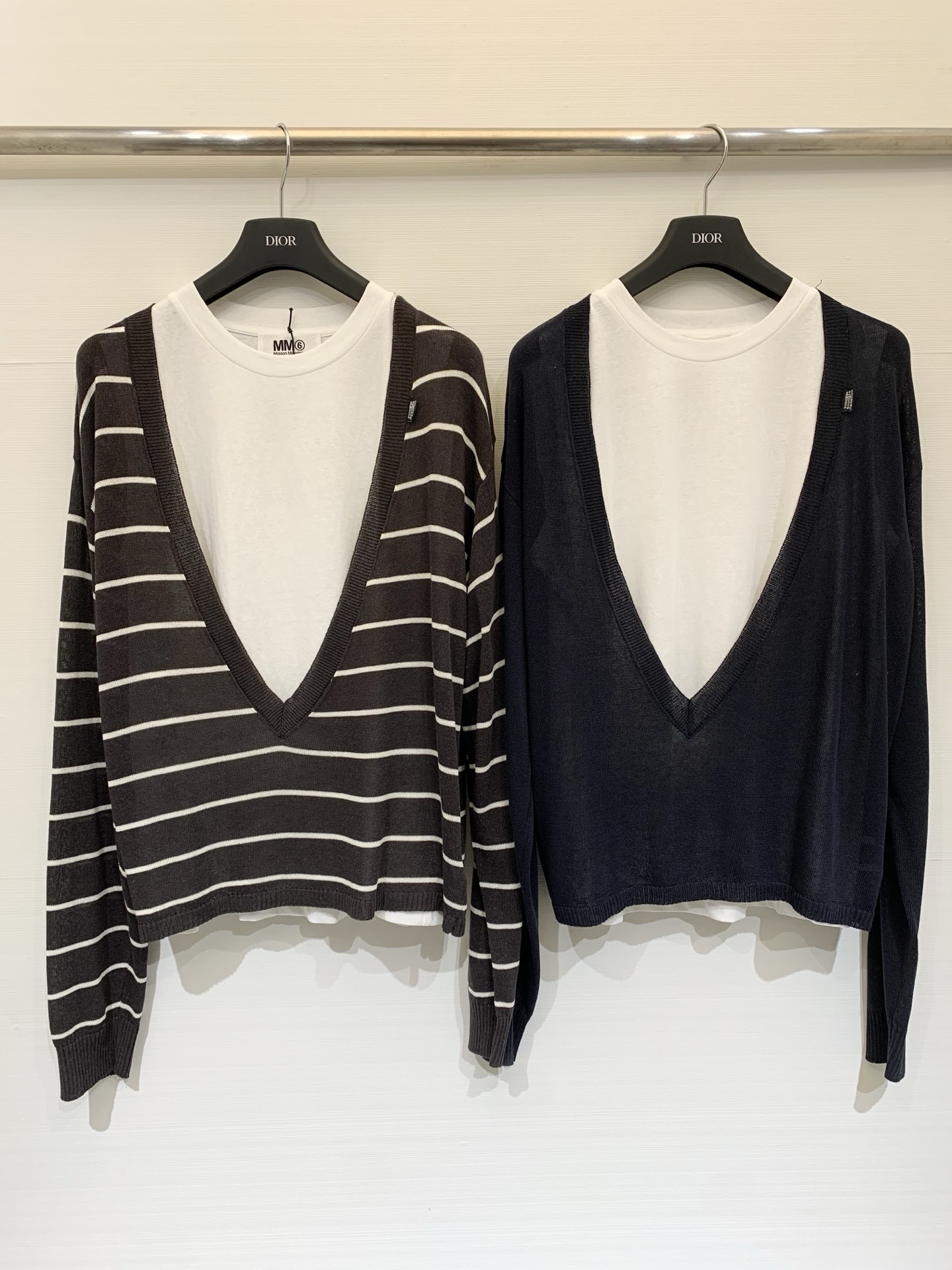 NO:737844,MM6 26 spring and summer new style, true two-piece deep V knitted long sleeves, loose shoulder design, naturally stretched shoulder lines, the outer layer is fine knitted fabric, the texture is light and breathable, with a slightly transparent texture, the inner white T-shirt forms a strong visual contrast, and has a strong sense of design. Two-color sm, masion margiela, tees, t-shirt,19860909MM6 26春夏新款 真两件式深V针织长袖 宽松落肩版型,肩部线条自然舒展,外层为细针织面料,质地轻薄透气,带有微透的肌理感,内层白色T恤,形成强烈的视觉对比,极具设计感 两色sm,,masion margiela,tees，t-shirt,,Women's clothing