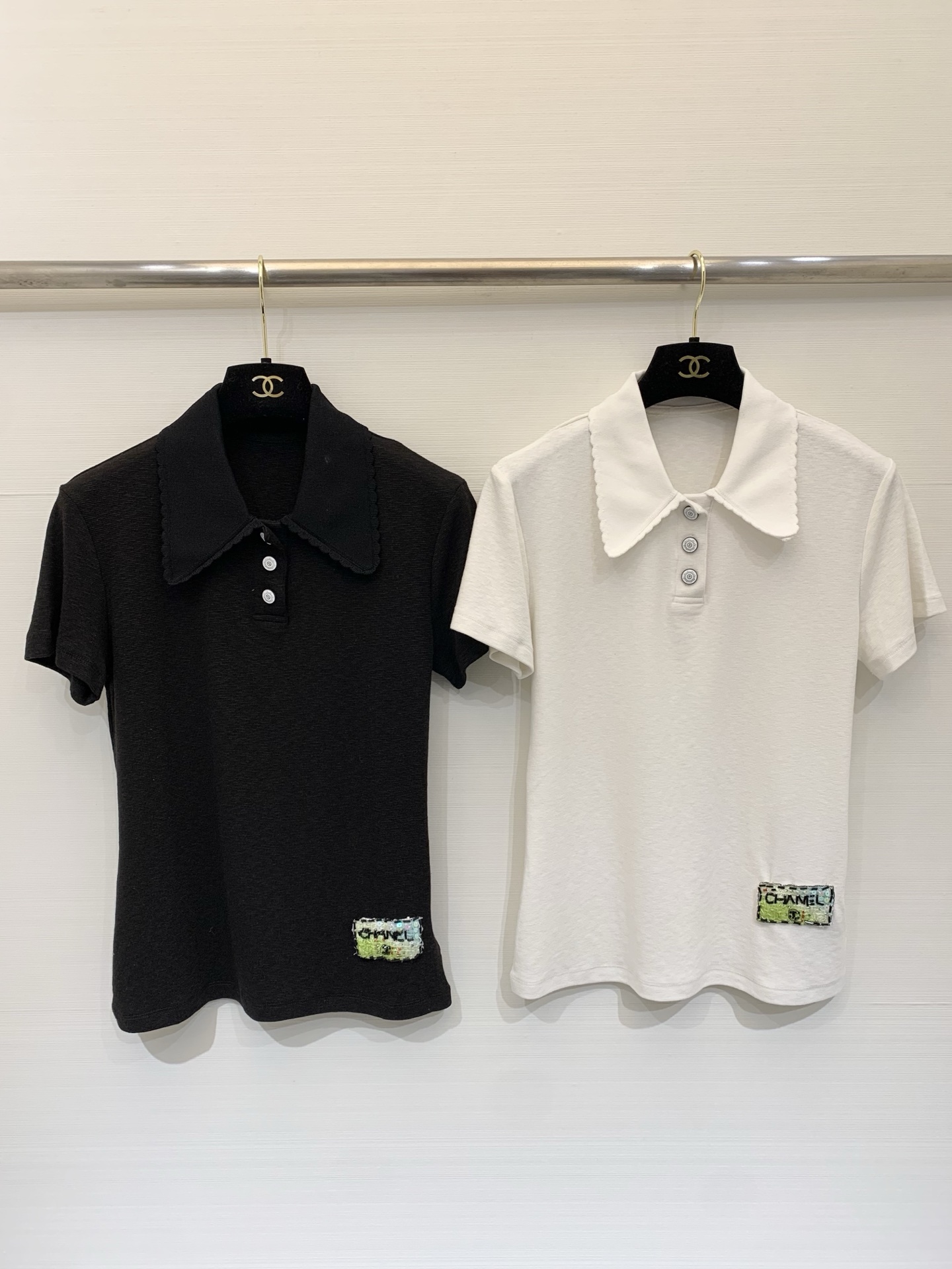 NO:737855,CHANEL 26 new spring and summer new Polo collar short sleeves, the perfect choice for summer!  The hem is decorated with a logo, the regular cut is comfortable and versatile, and the upper body is as refreshing as the wind, making it easy to create an energetic and healing outfit!  Size SML,,chanel,T-shirt,19860909CHANEL 26春夏新款 Polo领短袖,夏日元气之选！下摆徽标Logo装饰,常规剪裁舒适百搭,上身清爽如风,轻松打造活力治愈系穿搭！码数SML,,chanel,T-shirt,,Women's clothing