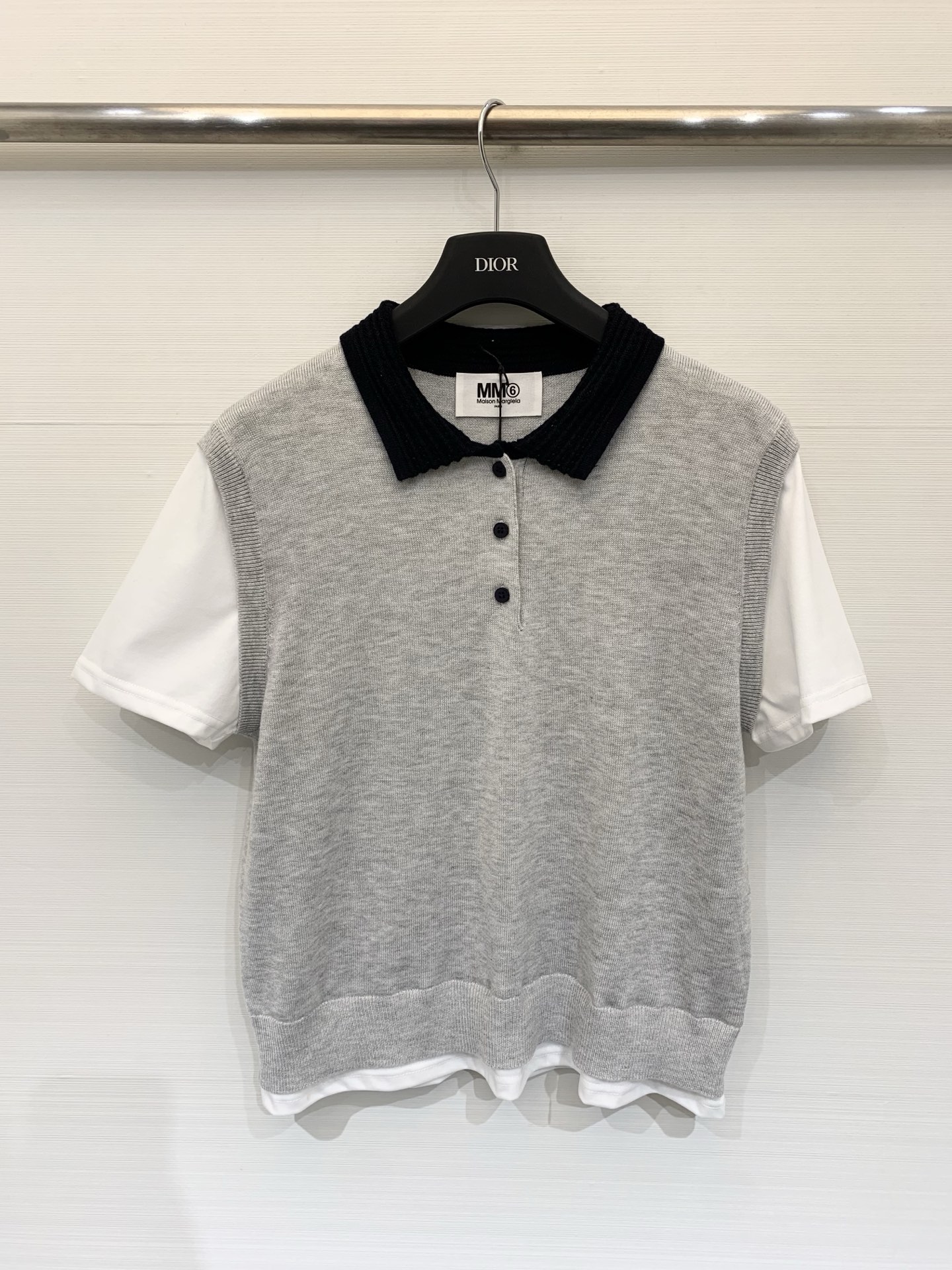 NO:738265,MM6 26 spring and summer new style, stitched hollow Polo collar fake two-piece knitted short-sleeved top. The fabric is made of light knitted material, breathable and comfortable, suitable for spring and summer. Size SML, masion margiela, T-shirt,19860909MM6 26春夏新款 拼接镂空Polo领假两件式针织短袖上衣,面料为轻薄针织材质,透气舒适,适合春夏季节 码数SML,,masion margiela,T-shirt,,Women's clothing