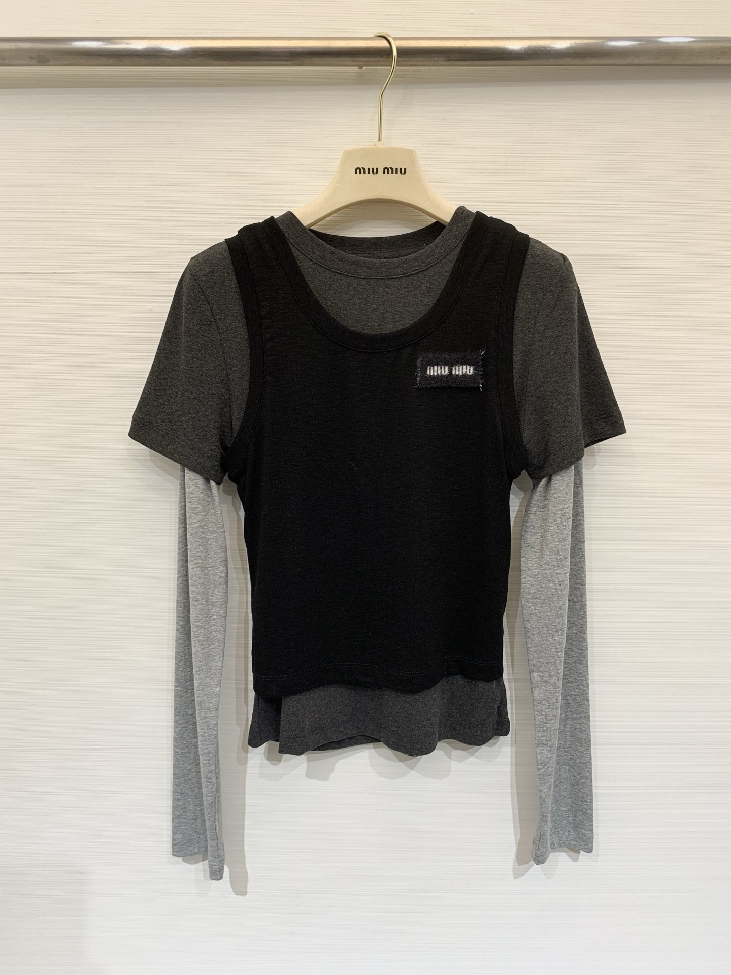 NO:738267,MIUMI* 26 new spring and summer style. Two-piece long-sleeved T-shirts (vest fake two-piece long-sleeved), with contrasting color splicing design. The overall style is short and slightly loose. It focuses on casual and lazy light luxury commuting style. It has three visual layers and the cuffs naturally drape, forming a rich visual depth. Two-color sml,, miumiu, tees, t-shirt,19860909MIUMI* 26春夏新款 叠穿两件套长袖T恤（背心假两件长袖）,采用撞色拼接设计,整体为短款微宽松版型,主打休闲慵懒的轻奢通勤风,三层视觉层次,袖口自然垂坠,形成丰富的视觉纵深感 两色sml,,miumiu,tees，t-shirt,,Women's clothing