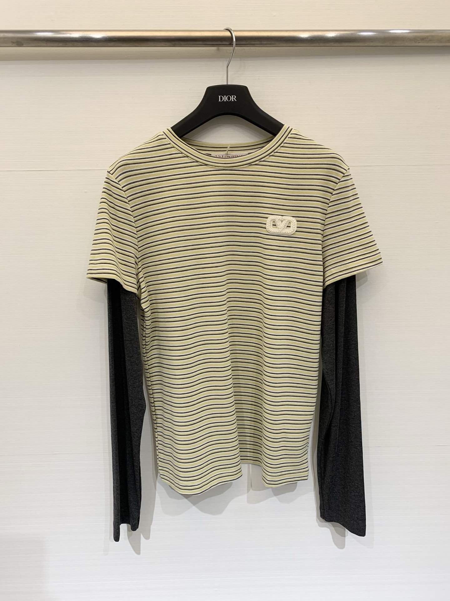 NO:738268,Valentino 26 spring and summer new style, contrasting fake two-piece striped long-sleeved T-shirt, fake two-piece one-piece design, forming a visual hierarchy of 'short sleeves + long sleeves', using high-count combed cotton rib fabric, the texture is fine and elastic, skin-friendly, breathable and not easy to deform. Two-color sml P,,valentino,T-shirt,tees,t-shirt,19860909Valentino 26春夏新款 撞色假两件条纹长袖T恤,假两件一体式设计,形成“短袖+长袖”的视觉层次,选用高支精梳棉罗纹面料,肌理细腻有弹性,亲肤透气且不易变形 两色sml P,,valentino,T-shirt,tees，t-shirt,,Women's clothing