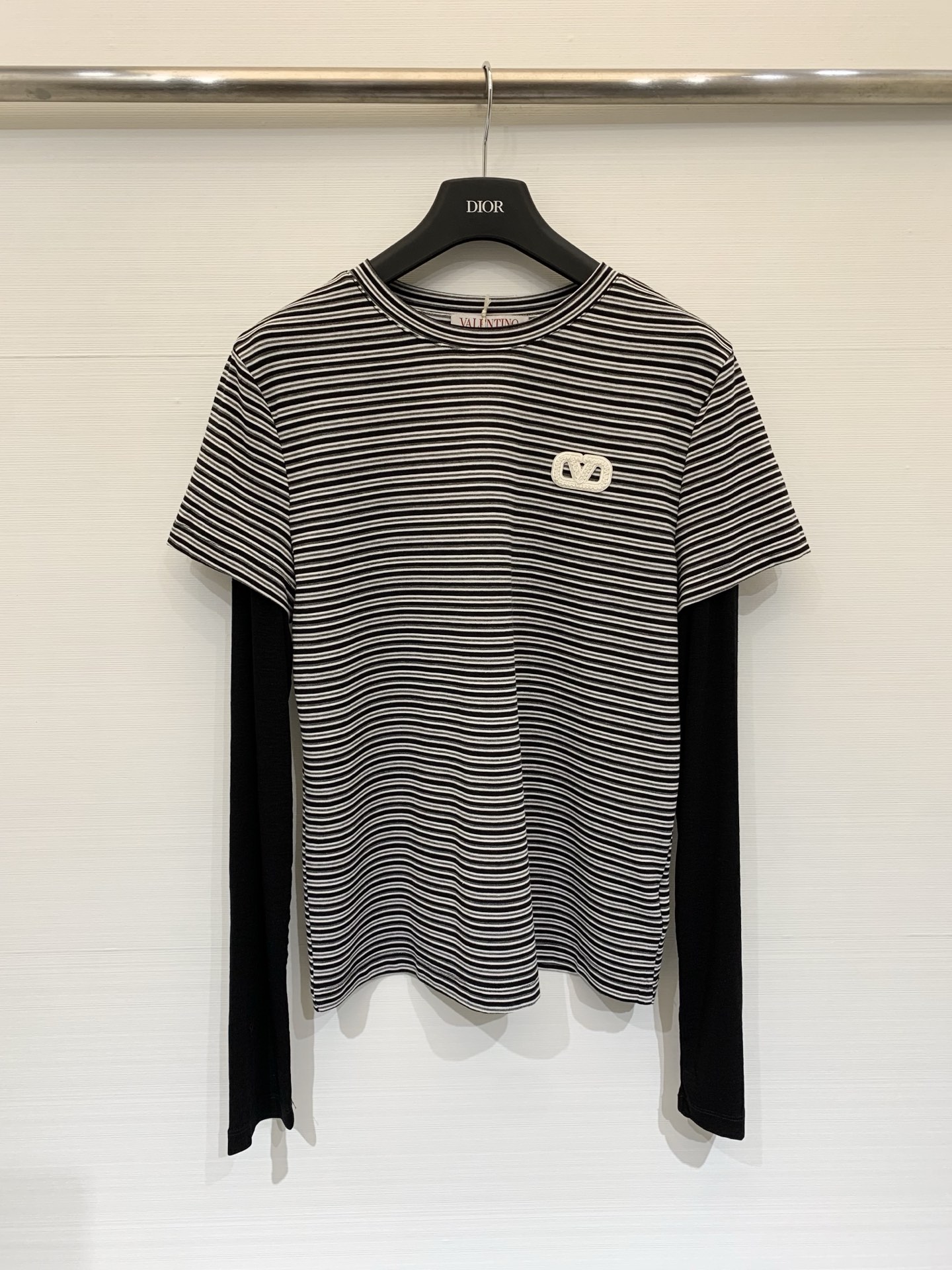 NO:738269,Valentino 26 spring and summer new style, contrasting fake two-piece striped long-sleeved T-shirt, fake two-piece one-piece design, forming a visual hierarchy of 'short sleeves + long sleeves', using high-count combed cotton rib fabric, the texture is fine and elastic, skin-friendly, breathable and not easy to deform. Two-color sml,, valentino, T-shirt, tees, t-shirt,19860909Valentino 26春夏新款 撞色假两件条纹长袖T恤,假两件一体式设计,形成“短袖+长袖”的视觉层次,选用高支精梳棉罗纹面料,肌理细腻有弹性,亲肤透气且不易变形 两色sml,,valentino,T-shirt,tees，t-shirt,,Women's clothing