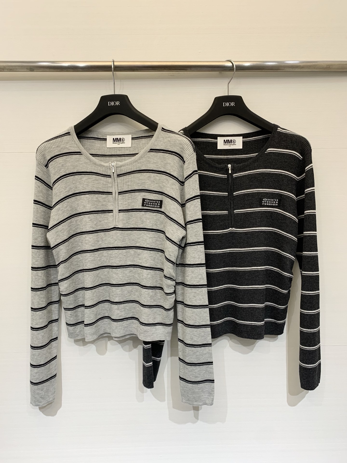 NO:738272,MM6 26 spring and summer new style fake two-piece half-zip sweater, contrasting collar design, half-zip placket, short and slim fit, simple and layered, two-color sml, masion margiela,19860909MM6 26春夏新款 假两件半拉链针织衫,领口撞色内搭设计,半拉链门襟,版型短款修身,简约又富有层次感 两色sml,,masion margiela,,Women's clothing