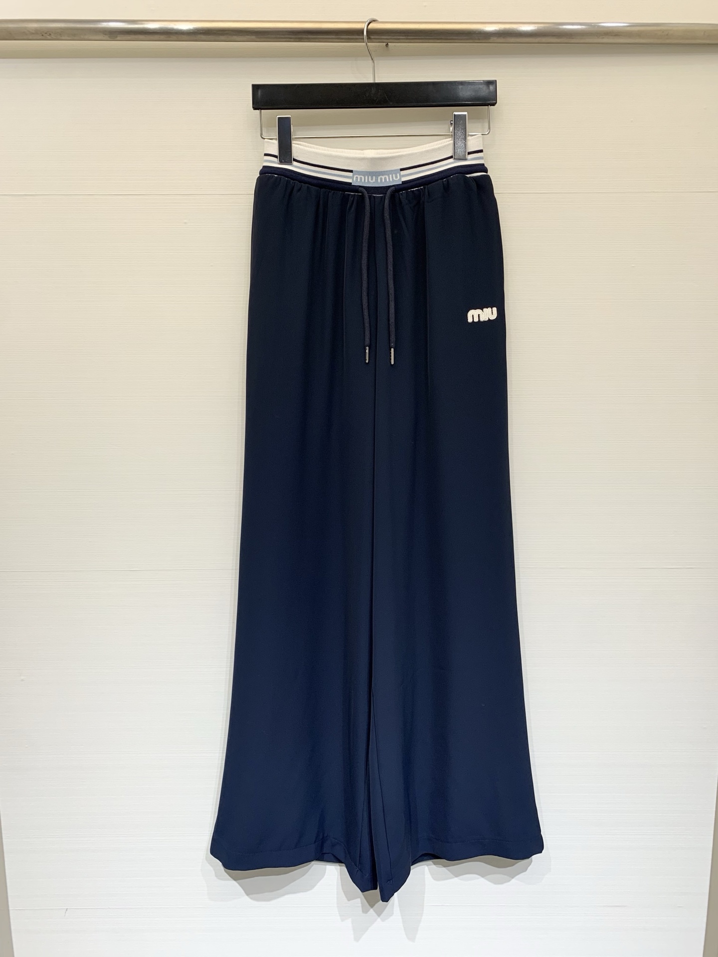 NO:738275,MIUMI* 26 new spring and summer style Logo webbing waistband, loose and drapey casual trousers, no sense of restraint when worn, two colors sml,,miumiu,19860909MIUMI* 26春夏新款 Logo织带腰头 宽松垂感休闲长裤,穿着无束缚感 两色sml,,miumiu,,Women's clothing