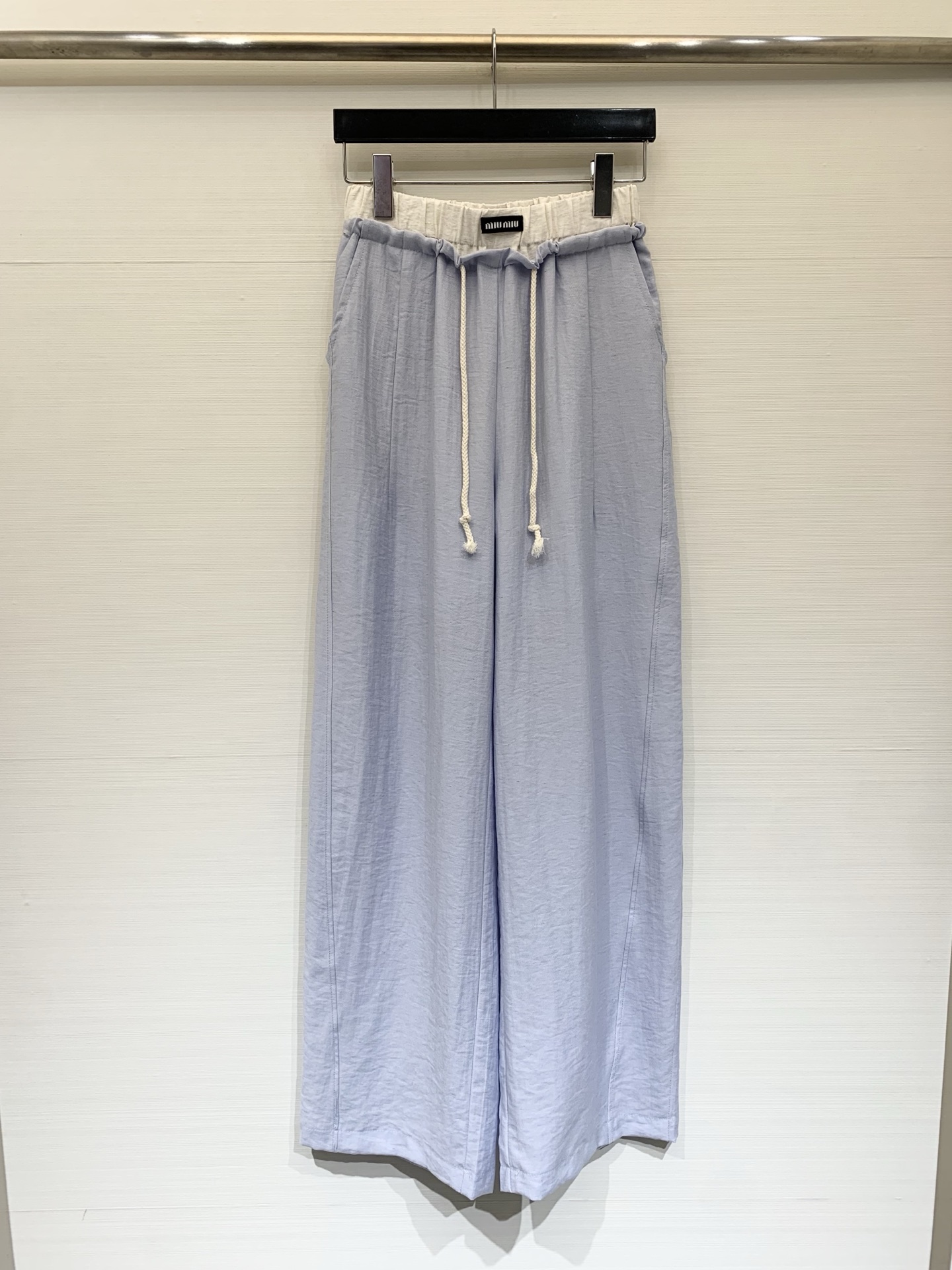 NO:738278,MIUMI* 26 new spring and summer style casual trousers with drawstrings at the waist and tassels add a casual and casual atmosphere. Cotton and linen are light and breathable. Two colors sml,,miumiu,19860909MIUMI* 26春夏新款 拼接腰头抽绳休闲长裤 带有流苏绳头 增添了休闲随性的氛围棉麻轻薄透气 两色sml,,miumiu,,Women's clothing