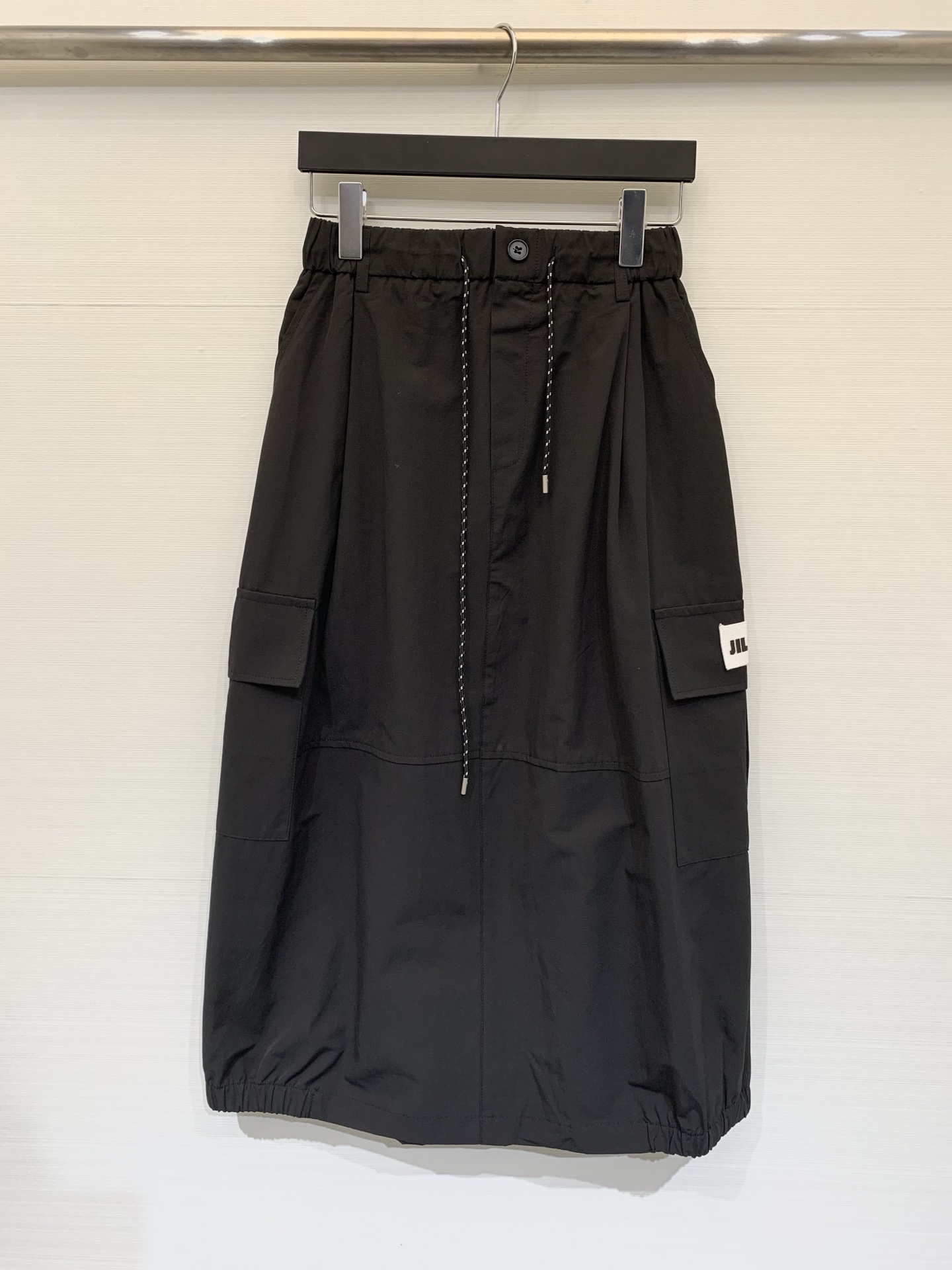 NO:738284,JILSANDER 26 new spring and summer style workwear-style drawstring mid-length skirt, A-line silhouette, false button design at the waist, elastic drawstring design, three-dimensional workwear pockets on both sides, and a logo logo cloth label on the right pocket, which enhances the workwear style. Two-color sml,,jil sander,skirts,19860909JILSANDER 26春夏新款 工装风抽绳中长半裙,A字廓形,腰部假扣设计,采用松紧抽绳设计,两侧立体工装口袋,右侧口袋上附有Logo标识布标,强化了工装风格 两色sml,,jil sander,skirts,,Women's clothing