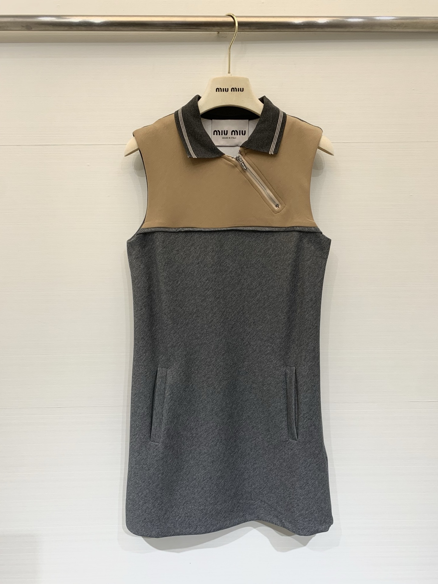 NO:738755,MIUMI* 26 new spring and summer style color-blocked knitted sleeveless tank top, with yellow + gray splicing design, black lapel with striped decoration, full of sporty feel! The knitted fabric has good elasticity and is comfortable to wear. It is suitable for daily leisure or light sports. Size SML,, miumiu, skirts,19860909MIUMI* 26春夏新款 拼色针织无袖背心裙,采用黄色+灰色拼接设计,黑色翻领配条纹装饰,运动感满满!针织面料弹性好,穿着舒适,日常休闲或轻运动都很适合 码数SML,,miumiu,skirts,,Women's clothing