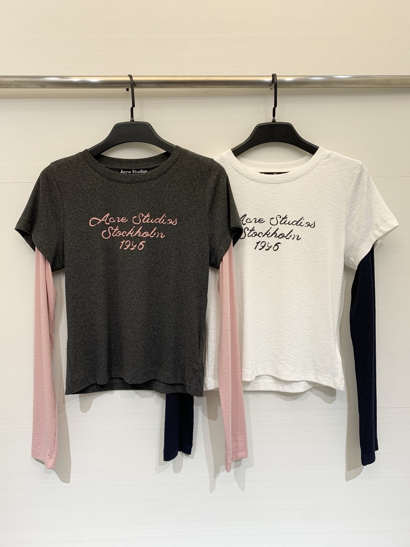 NO:738751,Acnestudios 26 spring and summer new color matching fake two-piece long-sleeved T-shirt, made of soft and skin-friendly cotton, 'Acne Studios Stockholm 1996' in floral letters on the chest, slim and short style, slightly curved hem, which can optimize body proportions, simple and retro Nordic style, with both casual and design sense, suitable for daily commuting, street wear and other scenarios. Two-color sml,,acne studios, dior, tees, t-shirt,19860909Acnestudios 26春夏新款 拼色假两件长袖T恤,采用柔软亲肤的棉,胸前花体字“Acne Studios Stockholm 1996”,修身短款,下摆微弧形,能优化身材比例,简约复古的北欧风,兼具休闲感与设计感,适配日常通勤、街头穿搭等多种场景 两色sml,,acne studios,dior,tees，t-shirt,,Women's clothing