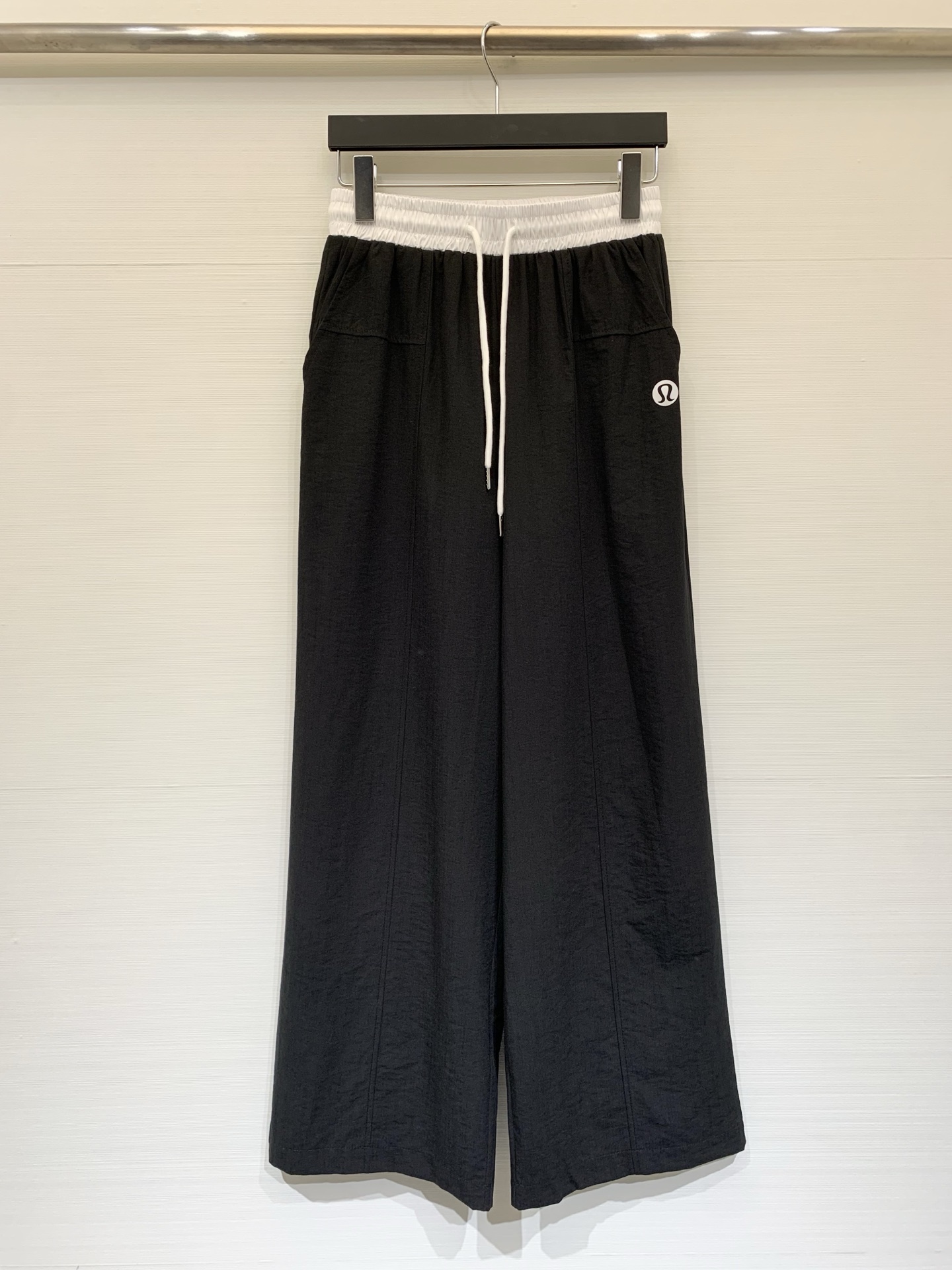 NO:739718,Lululemon 26 spring and summer new style, contrasting color waist elastic waist casual trousers, three-dimensional trouser seams make the trousers wider, good drape, versatile style, two-color SML,,19860909Lululemon 26春夏新款 撞色腰头松紧腰休闲长裤 立体裤缝让裤型更挺阔 垂坠感好 风格百搭 两色SML,,,Women's clothing