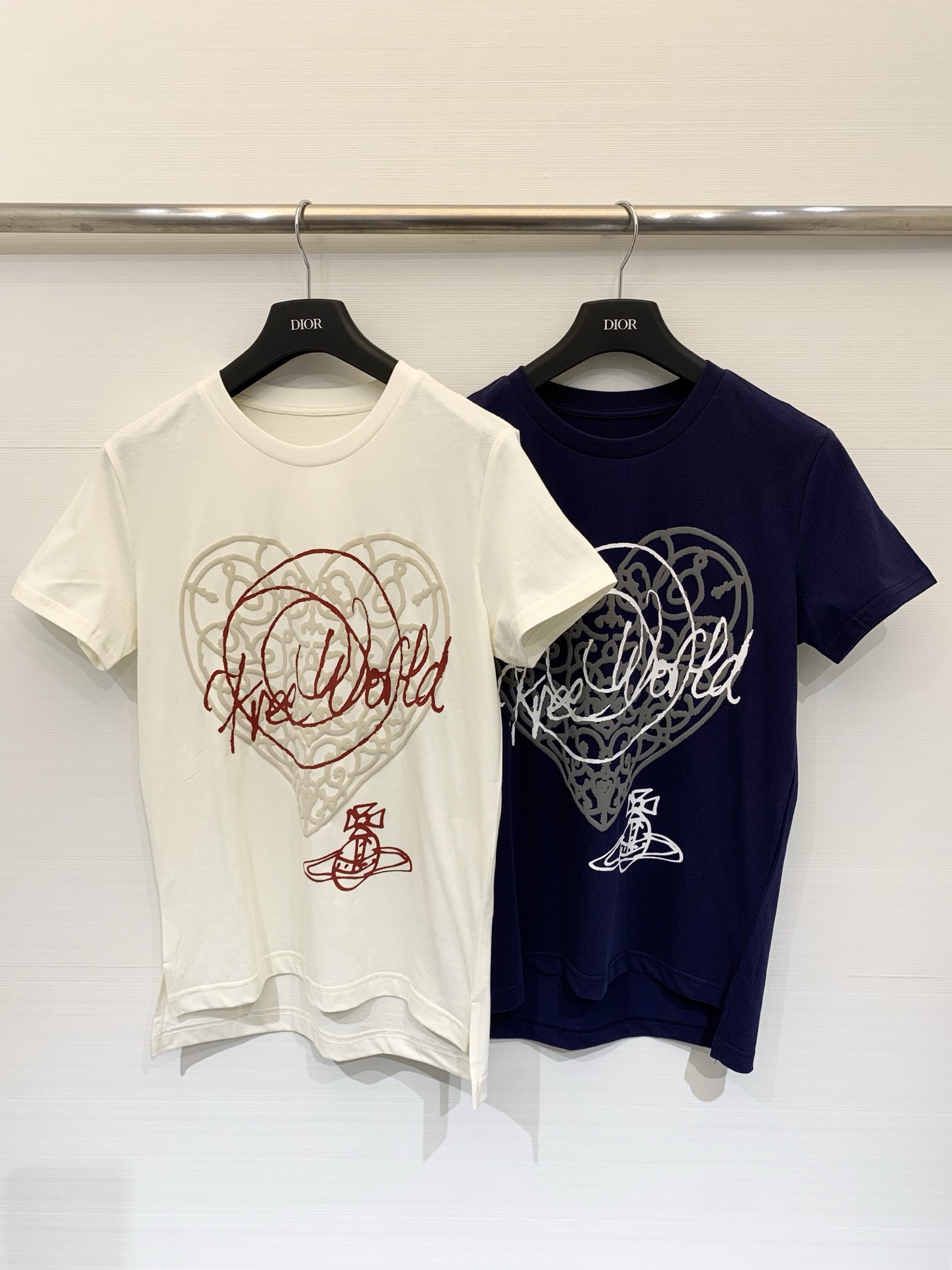 NO:738739,VivienneWestwood Queen Mother 2026 early spring new love graffiti foam printed round neck short-sleeved T-shirt two colors sml, T-shirt, tees, t-shirt,19860909VivienneWestwood 西太后 2026早春新款 爱心涂鸦发泡印花圆领短袖T恤 两色sml,,T-shirt,tees，t-shirt,,Women's clothing