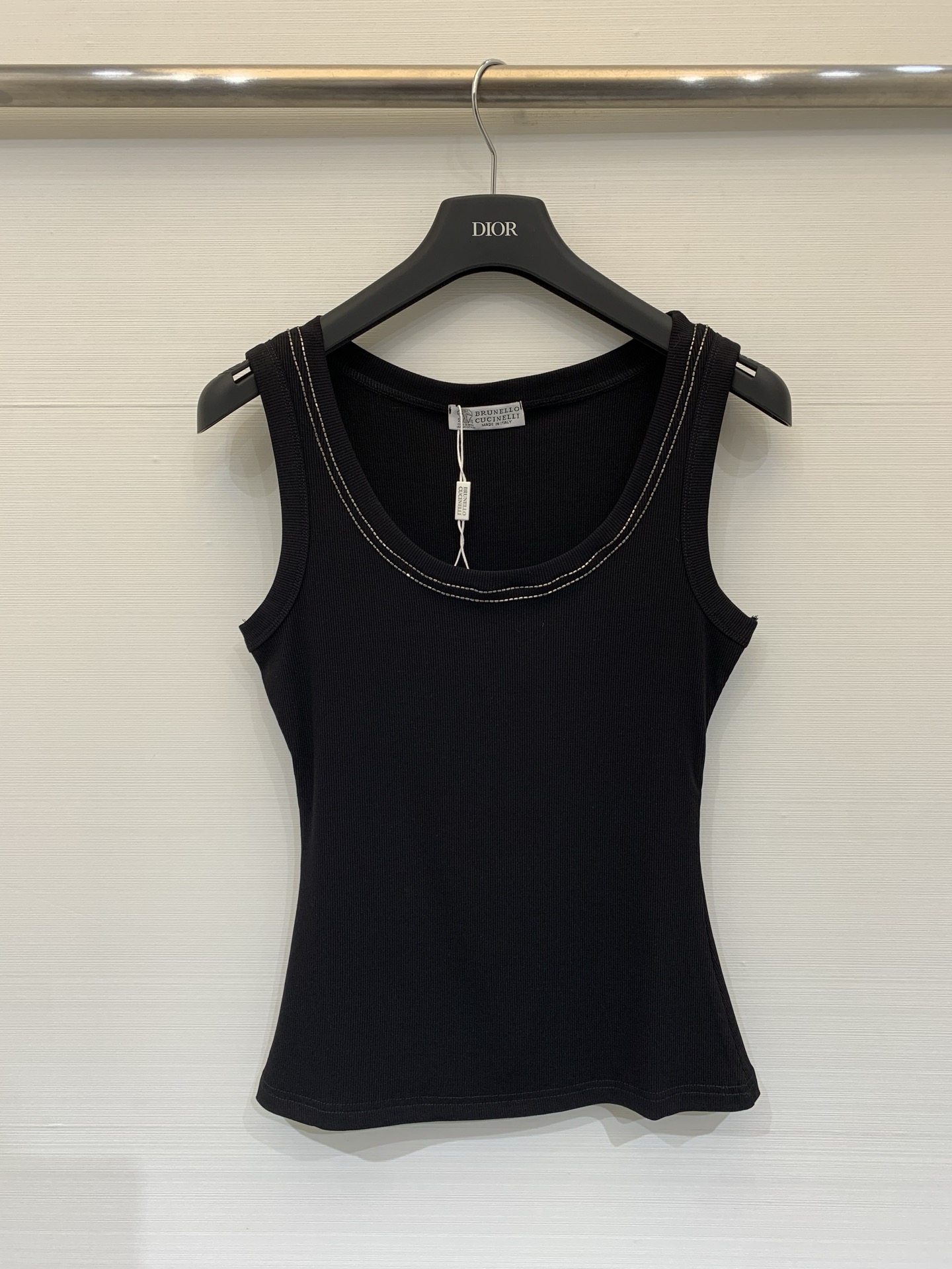 NO:738764,BC 26 new spring and summer new U-neck slim-fitting knitted vest, made of knitted cotton fabric, classic bead decoration on the collar, high-end and exquisite, two-color sml,,19860909BC 26春夏新款 U领修身针织背心 采用针织棉面料 领子经典圆珠装饰 高级精致 两色sml,,,Women's clothing