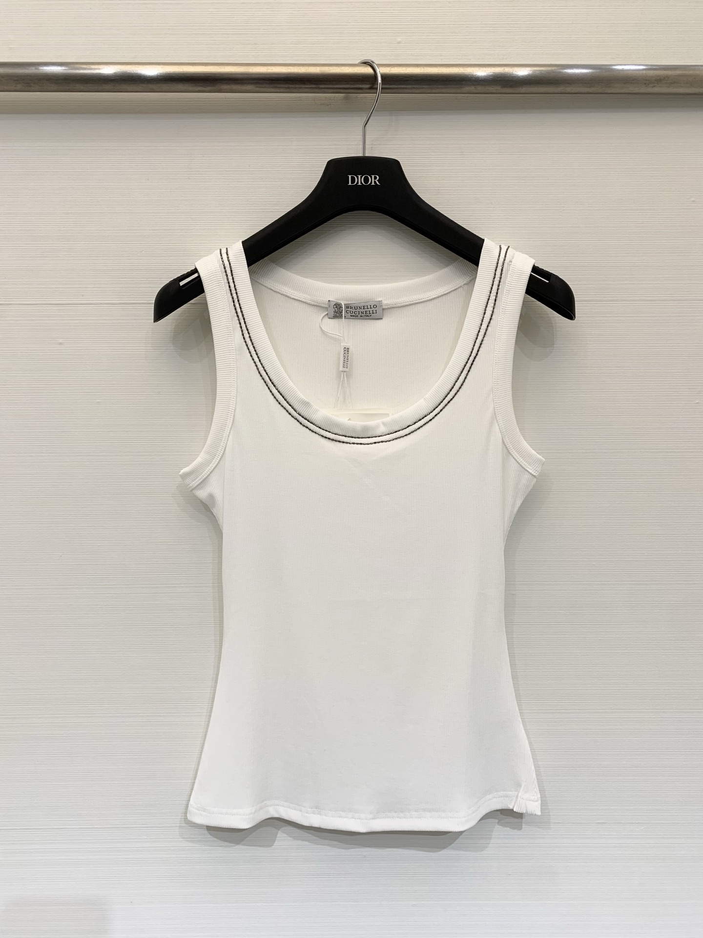 NO:738762,BC 26 new spring and summer new U-neck slim-fitting knitted vest. Made of knitted cotton fabric. Classic bead decoration on the collar. High-end and exquisite. Two-color sml P,,19860909BC 26春夏新款 U领修身针织背心 采用针织棉面料 领子经典圆珠装饰 高级精致 两色sml P,,,Women's clothing