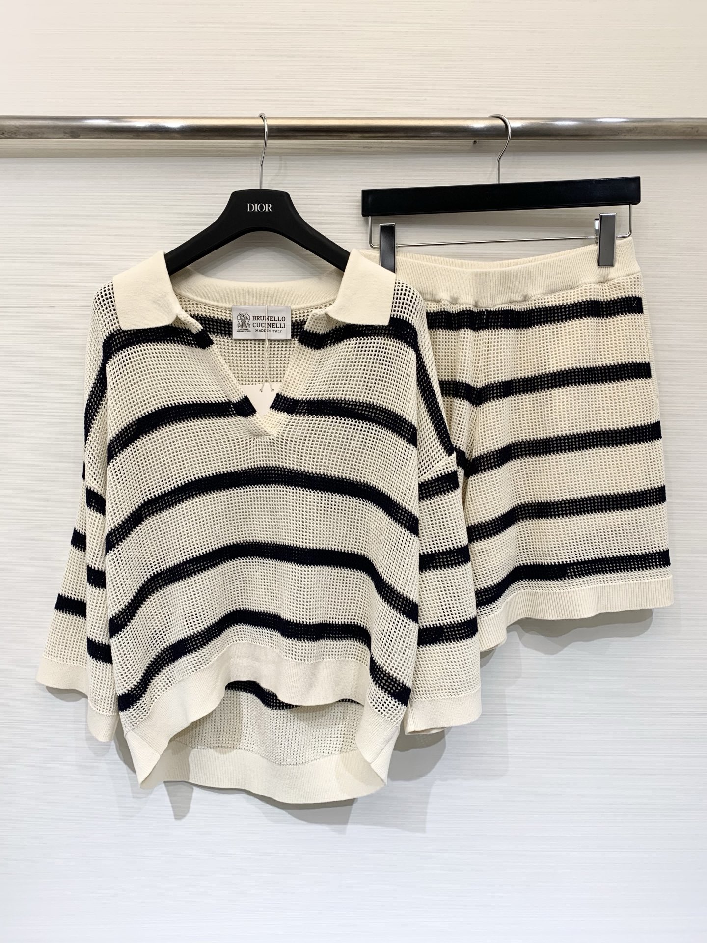 NO:739179,BC 26 new spring and summer style striped hollow knitted Polo collar suit, loose silhouette top + high waist shorts, two-piece set, made of high-grade mesh hollow knitted fabric, light and breathable texture, showing a lazy and relaxed feeling. Two-color sml,,shorts,19860909BC 26春夏新款 条纹镂空针织Polo领套装,宽松廓形上衣 + 高腰短裤 两件套,采用高级网眼镂空针织面料,质地轻薄透气,呈现出慵懒的松弛感 两色sml,,shorts,,Women's clothing