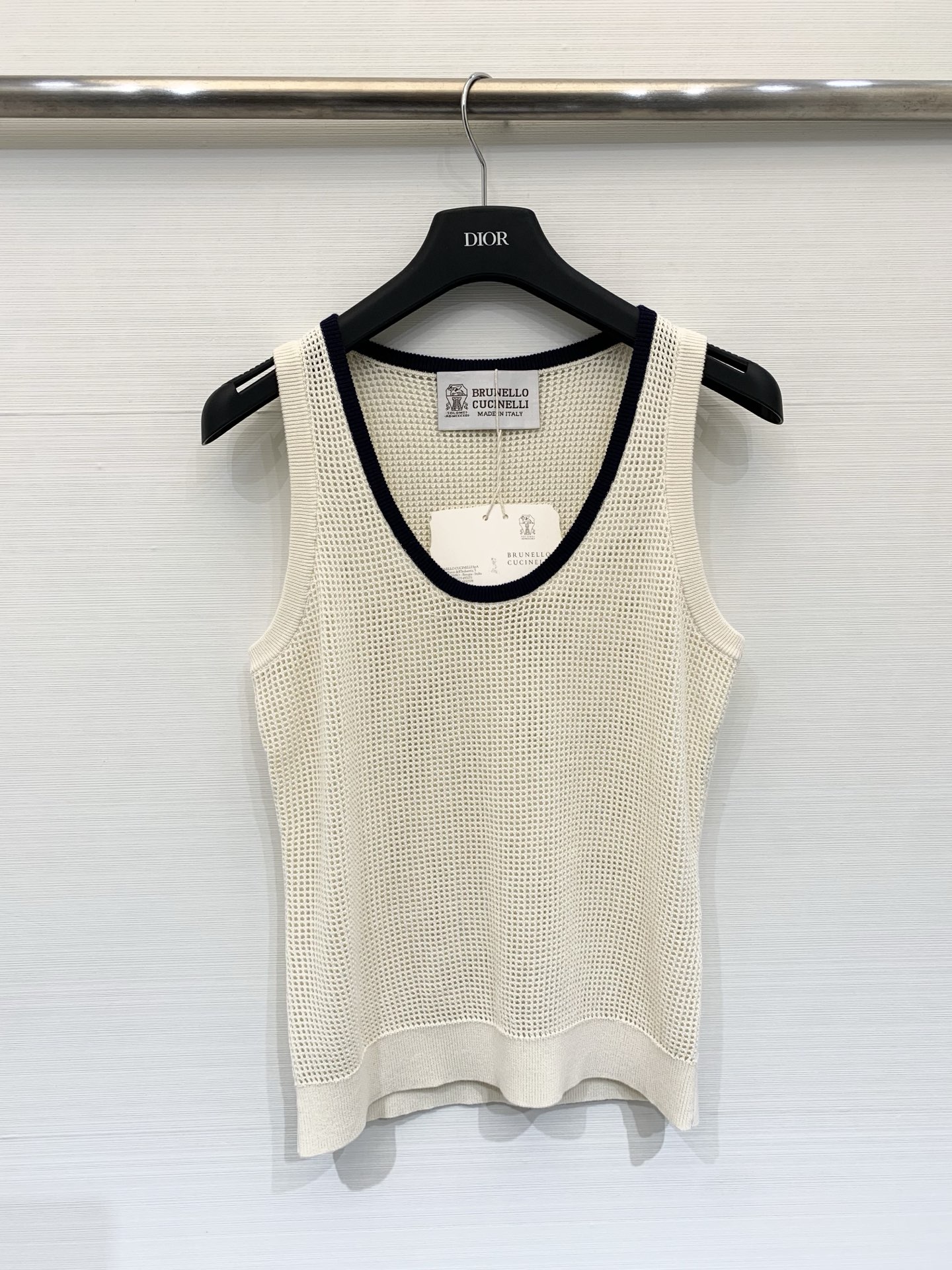 NO:739182,BC 26 new spring and summer style hollow knitted vest with contrasting edges, off-white background + black contrasting edges, light and breathable texture, showing a transparent texture, classic U-shaped round neck, slim and slightly loose straight cut, fit the body shape but not tight, ribbed hem, natural drape, both comfortable and neat lines, code number SML,,19860909BC 26春夏新款 撞色边镂空针织背心,米白底色 + 黑色撞色包边,质地轻薄透气,呈现出通透的肌理感,经典U型圆领,修身微宽松的直筒剪裁,贴合身形但不紧绷,下摆为罗纹收边,自然垂坠,兼具舒适感与利落线条 码数SML,,,Women's clothing