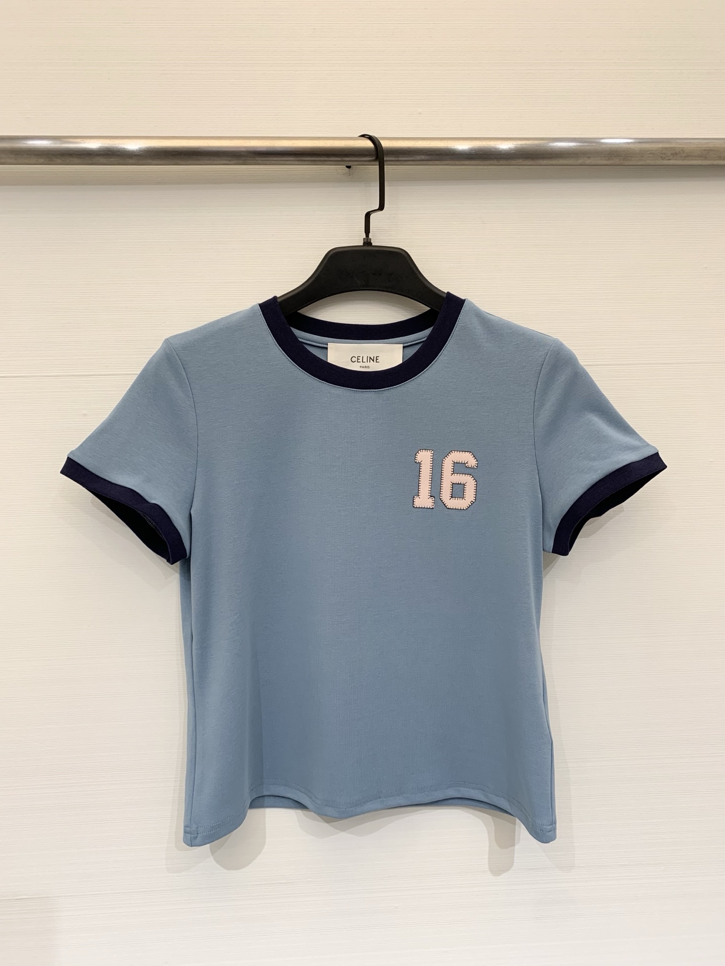 NO:739185,CELINE 26 spring and summer new style retro contrasting edge number 16 short T-shirt, high count combed cotton plain fabric, soft and delicate touch, both stiffness and drape, the upper body is comfortable and breathable, two colors sml,,celine,tees,t-shirt,19860909CELINE 26春夏新款 复古撞色边数字16短款T恤,高支精梳棉平纹面料,触感柔软细腻,兼具挺括度与垂坠感,上身舒适透气 两色sml,,celine,tees，t-shirt,,Women's clothing