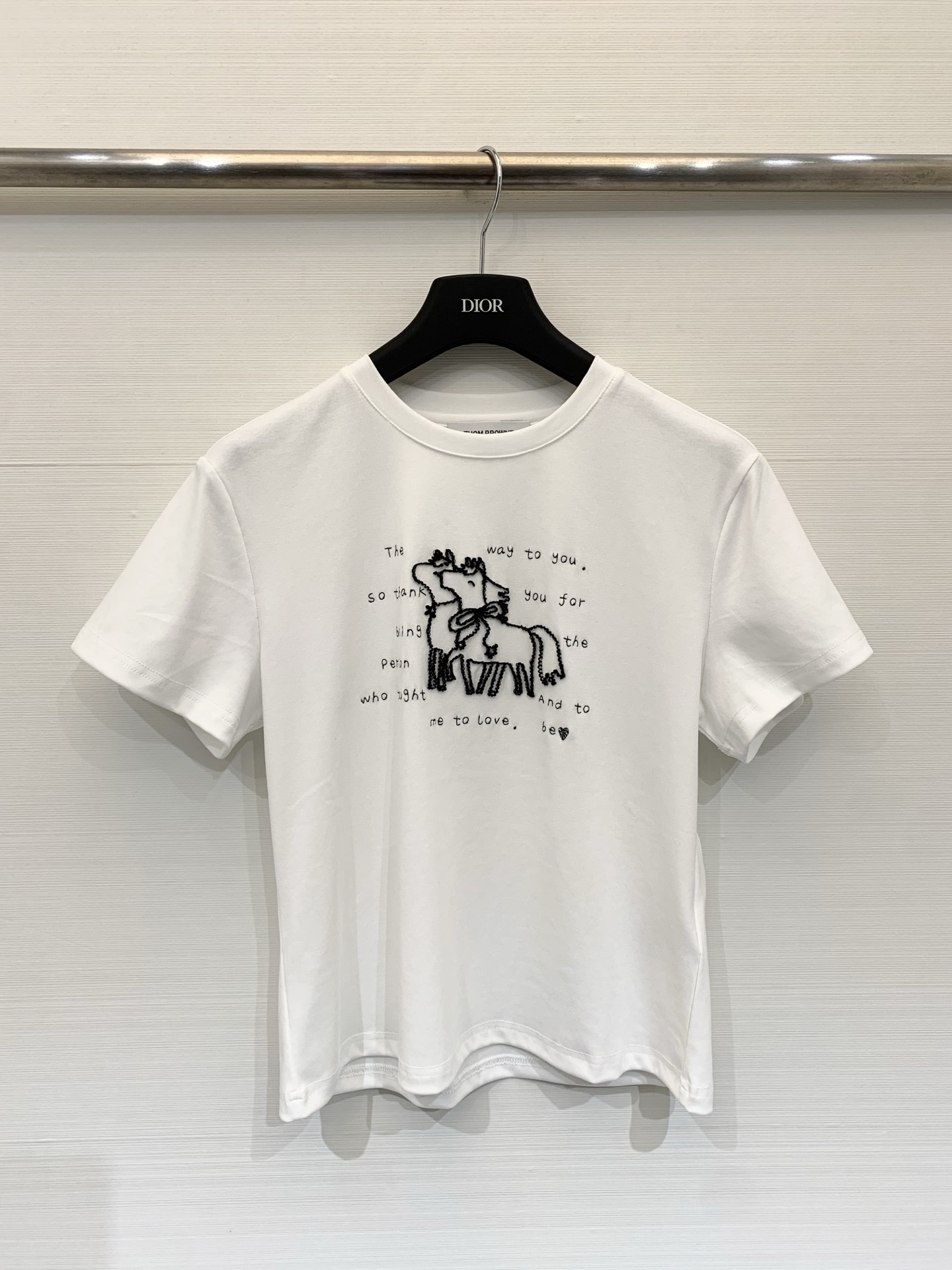 NO:739188,Thom Browne/TB 26 new spring and summer unicorn embroidered slogan short-sleeved T-shirt, classic round neck short-sleeved design, loose straight cut, slightly curved hem, suitable for a variety of body types, creating a casual and casual style. Two-color sml,, T-shirt, tees, t-shirt,19860909Thom Browne/TB 26春夏新款 独角兽刺绣标语短袖T恤,经典圆领短袖设计,宽松直筒剪裁,下摆微弧形,适配多种身材,打造休闲随性的穿搭风格 两色sml,,T-shirt,tees，t-shirt,,Women's clothing