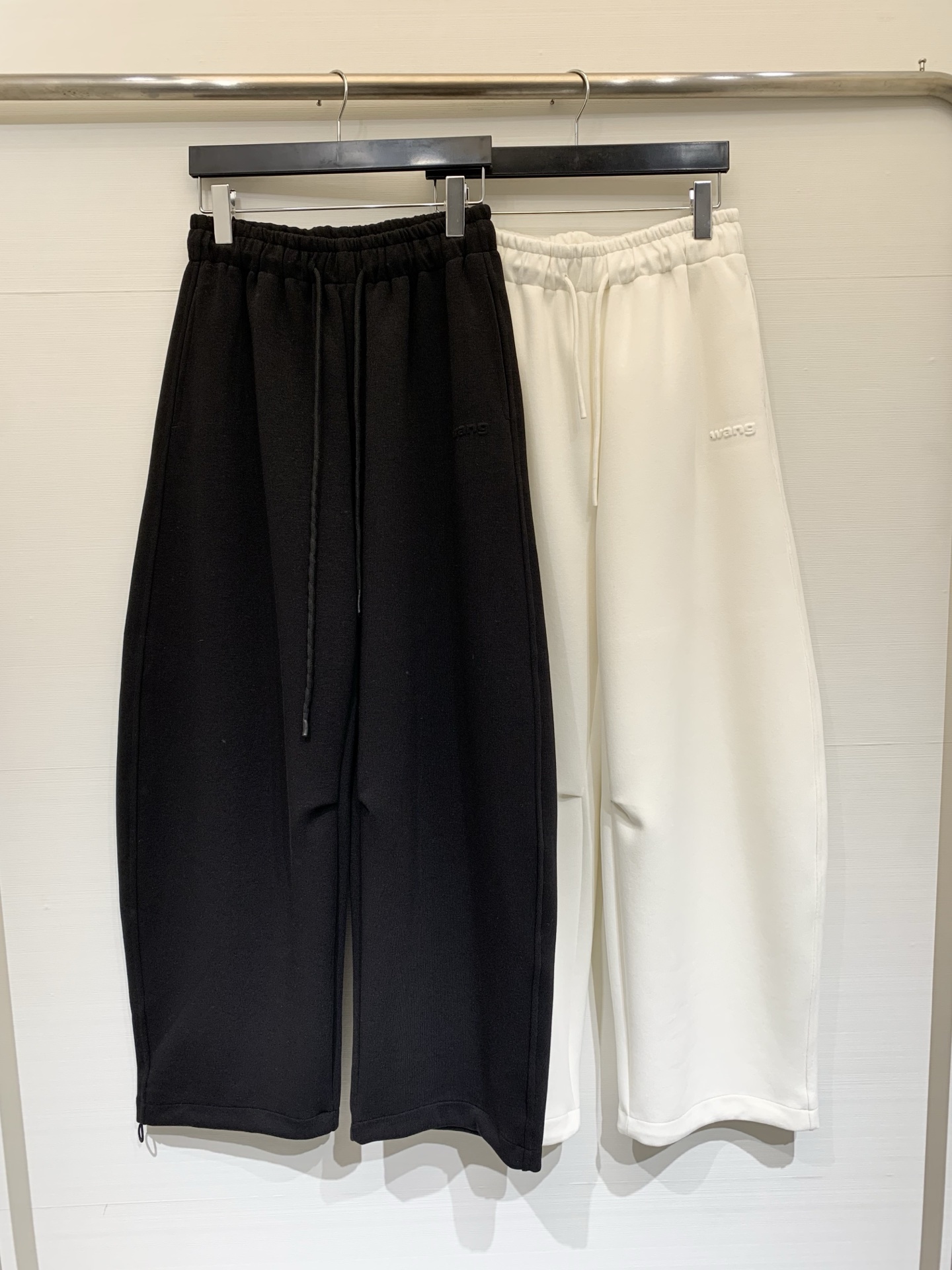 NO:739191,Alexander Wang 26 new spring and summer wide-leg drawstring casual sweatpants, made of heavy air-layer knitted fabric, high-waisted and wide-leg cut, the legs are loose and curved, the legs are slightly rolled, which effectively modifies the leg shape and creates a lazy and casual street style. Two-color sml,,19860909Alexander Wang 26春夏新款 阔腿抽绳休闲卫裤,采用重磅空气层针织面料,高腰阔腿剪裁,裤管宽松呈弧形,裤脚微卷,有效修饰腿型,打造慵懒随性的街头风格 两色sml,,,Women's clothing