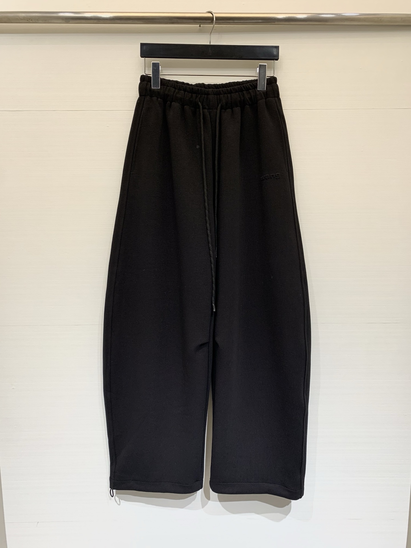 NO:739194,Alexander Wang 26 new spring and summer wide-leg drawstring casual sweatpants, made of heavy air-layer knitted fabric, high-waisted and wide-leg cut, the legs are loose and curved, the legs are slightly rolled, which effectively modifies the leg shape and creates a lazy and casual street style. Two colors sml P,,19860909Alexander Wang 26春夏新款 阔腿抽绳休闲卫裤,采用重磅空气层针织面料,高腰阔腿剪裁,裤管宽松呈弧形,裤脚微卷,有效修饰腿型,打造慵懒随性的街头风格 两色sml P,,,Women's clothing