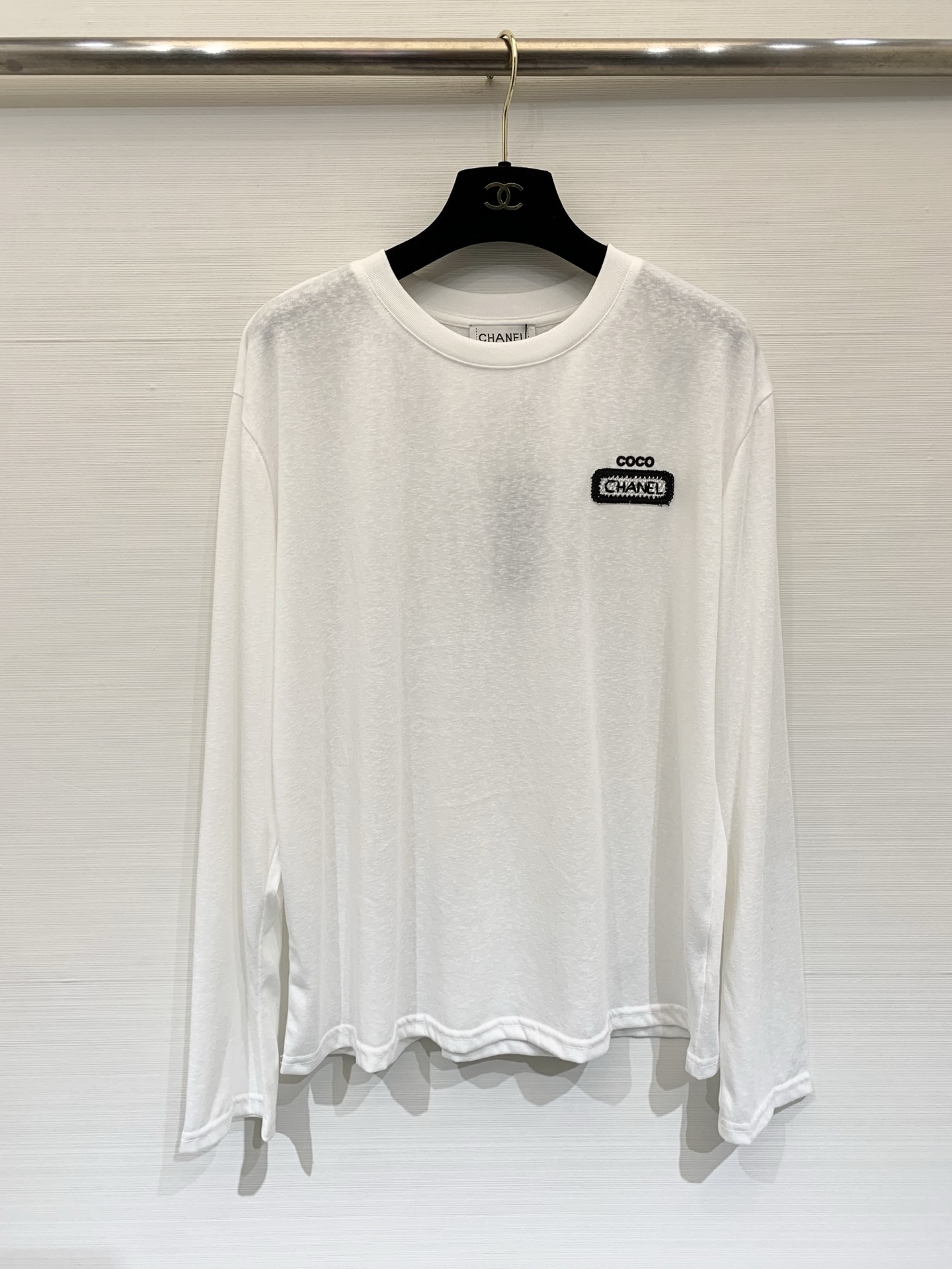 NO:739720,CHANEL 26ss new Logo logo long-sleeved T-shirt, very dense and feels super good, the regular version of the upper body is not picky at all, simple and elegant, instantly enhances the temperament Size SML,,chanel,tees,t-shirt,19860909CHANEL 26ss新款 Logo徽标长袖T恤,密度很高手感超好,常规版型上身完全不挑人,简单大方,瞬间提升气质 码数SML,,chanel,tees，t-shirt,,Women's clothing