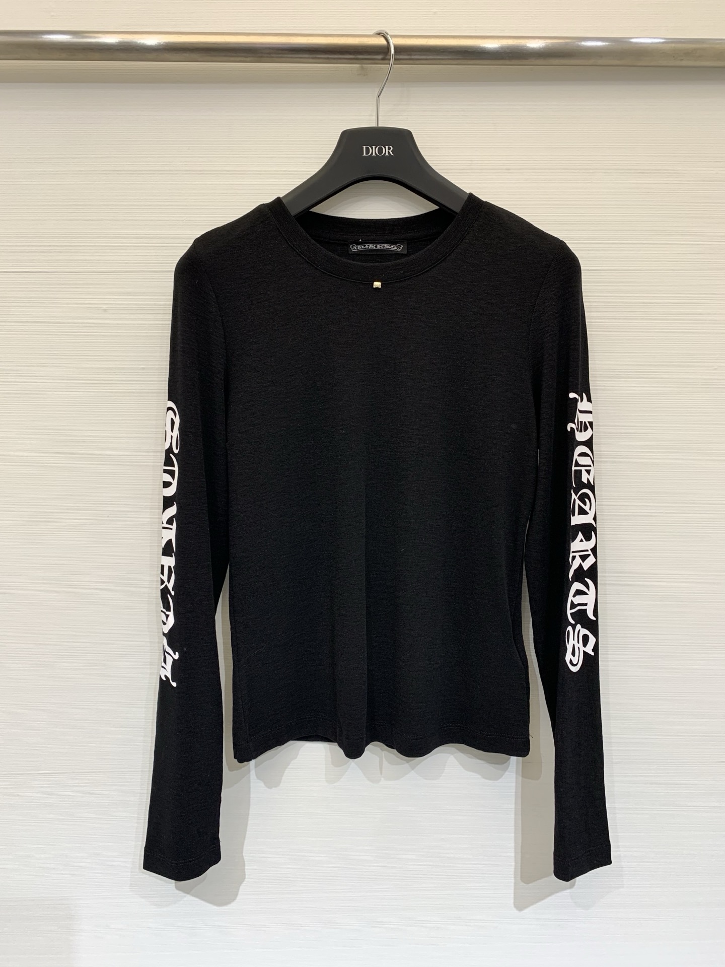 NO:739722,CH Chrome Hearts 26 new spring and summer style slim round neck long-sleeved T-shirt, overall cut to fit the body shape, classic Sanskrit logo printing design on both sleeves, with a sense of simplicity and ingenious details, enhancing recognition and trendiness. Two-color sml, chrome hearts, tees, t-shirt,19860909CH克罗心 26春夏新款 修身圆领长袖T恤,整体剪裁贴合身形,两袖经典梵文Logo印花设计,兼具简约感与细节巧思,提升辨识度与潮流感 两色sml,,chrome hearts,tees，t-shirt,,Women's clothing