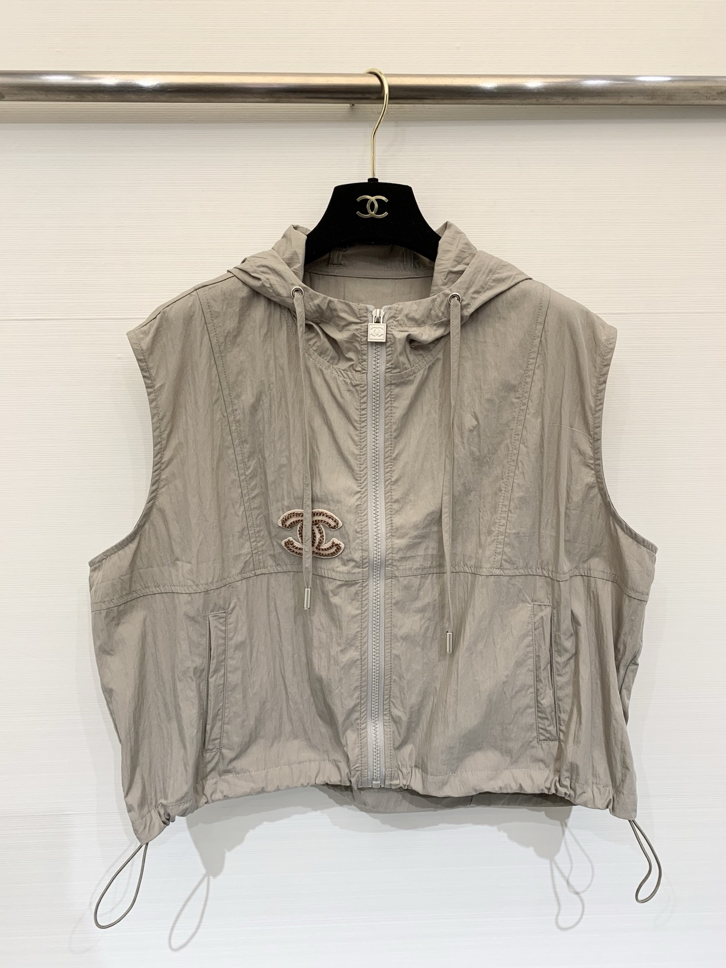 NO:739709,CHANEL 26 Spring and Summer New Style Lazy layered sleeveless hooded vest, layered items to create a layered look. The upper body is comfortable and muscular. The zipper design is easy to put on and take off while being beautiful and sporty. Hooded + sleeveless, practical and fashionable. Layer short-sleeved shirts to enhance your fashionable look in minutes!  Two-color SML P,,chanel,shirts,T-shirt,hats,19860909CHANEL 26春夏新款 慵懒叠穿无袖连帽马甲,叠搭单品,打造层次感造型 上身舒适有筋骨感,拉链设计 方便穿脱的同时又很美观运动感连帽+无袖 ,实用性与时髦度 叠穿短袖衬衫 ,分分钟提升look时髦感！两色SML P,,chanel,shirts,T-shirt,hats,,Women's clothing