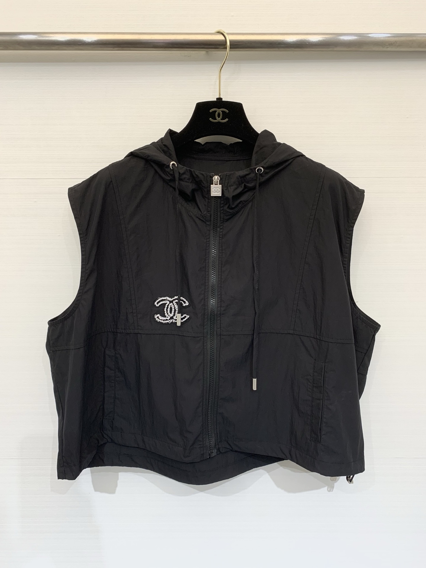 NO:739710,CHANEL 26 Spring and Summer New Style Lazy layered sleeveless hooded vest, layered items to create a layered look. The upper body is comfortable and muscular. The zipper design is easy to put on and take off while being beautiful and sporty. Hooded + sleeveless, practical and fashionable. Layer short-sleeved shirts to enhance your fashionable look in minutes!  Two-color SML,,chanel,shirts,T-shirt,hats,19860909CHANEL 26春夏新款 慵懒叠穿无袖连帽马甲,叠搭单品,打造层次感造型 上身舒适有筋骨感,拉链设计 方便穿脱的同时又很美观运动感连帽+无袖 ,实用性与时髦度 叠穿短袖衬衫 ,分分钟提升look时髦感！两色SML,,chanel,shirts,T-shirt,hats,,Women's clothing