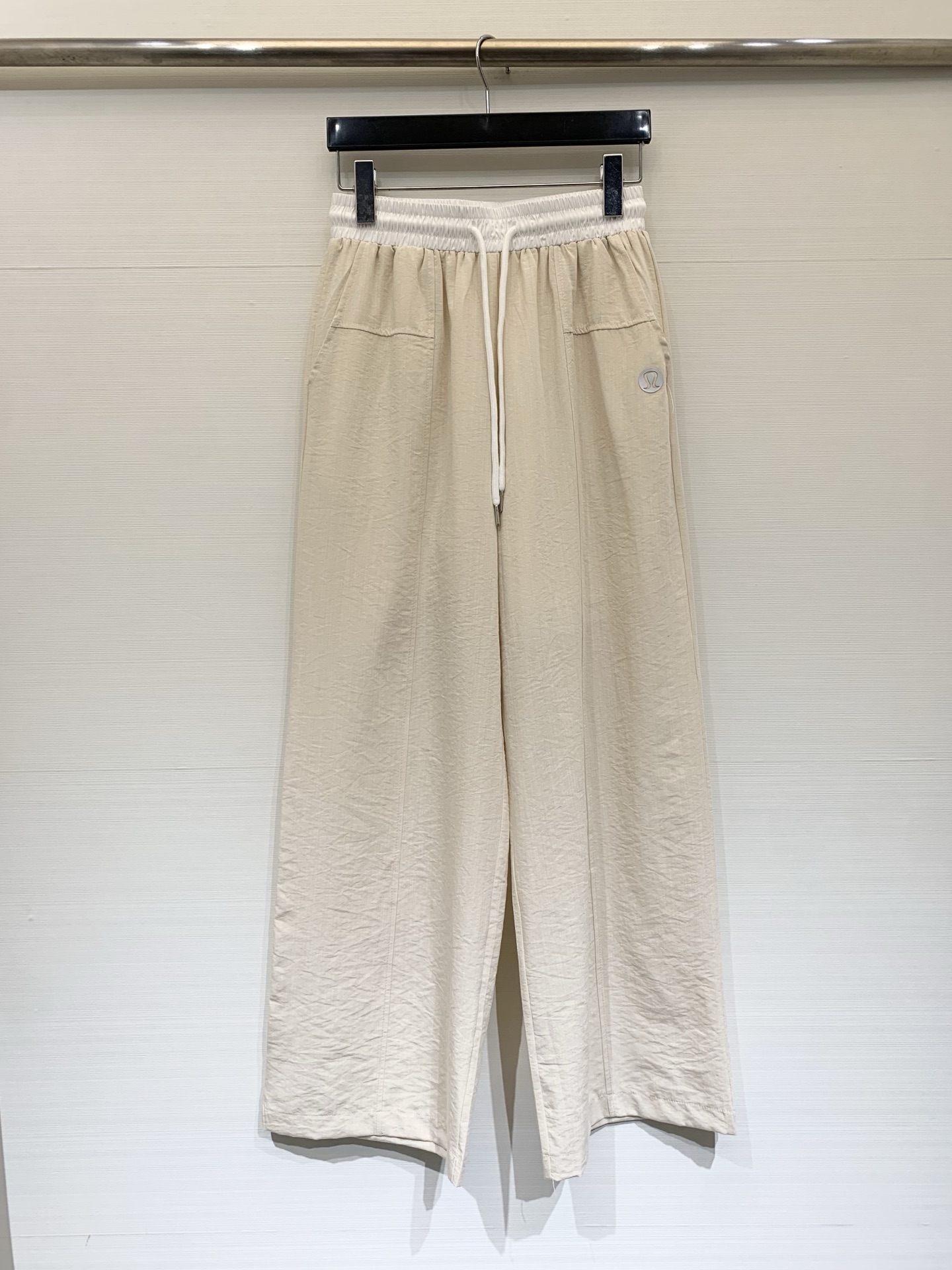 NO:739716,Lululemon 26 spring and summer new style, contrasting color waist elastic waist casual trousers, three-dimensional trouser seams make the trousers wider, good drape, versatile style, two colors SML P,,19860909Lululemon 26春夏新款 撞色腰头松紧腰休闲长裤 立体裤缝让裤型更挺阔 垂坠感好 风格百搭 两色SML P,,,Women's clothing