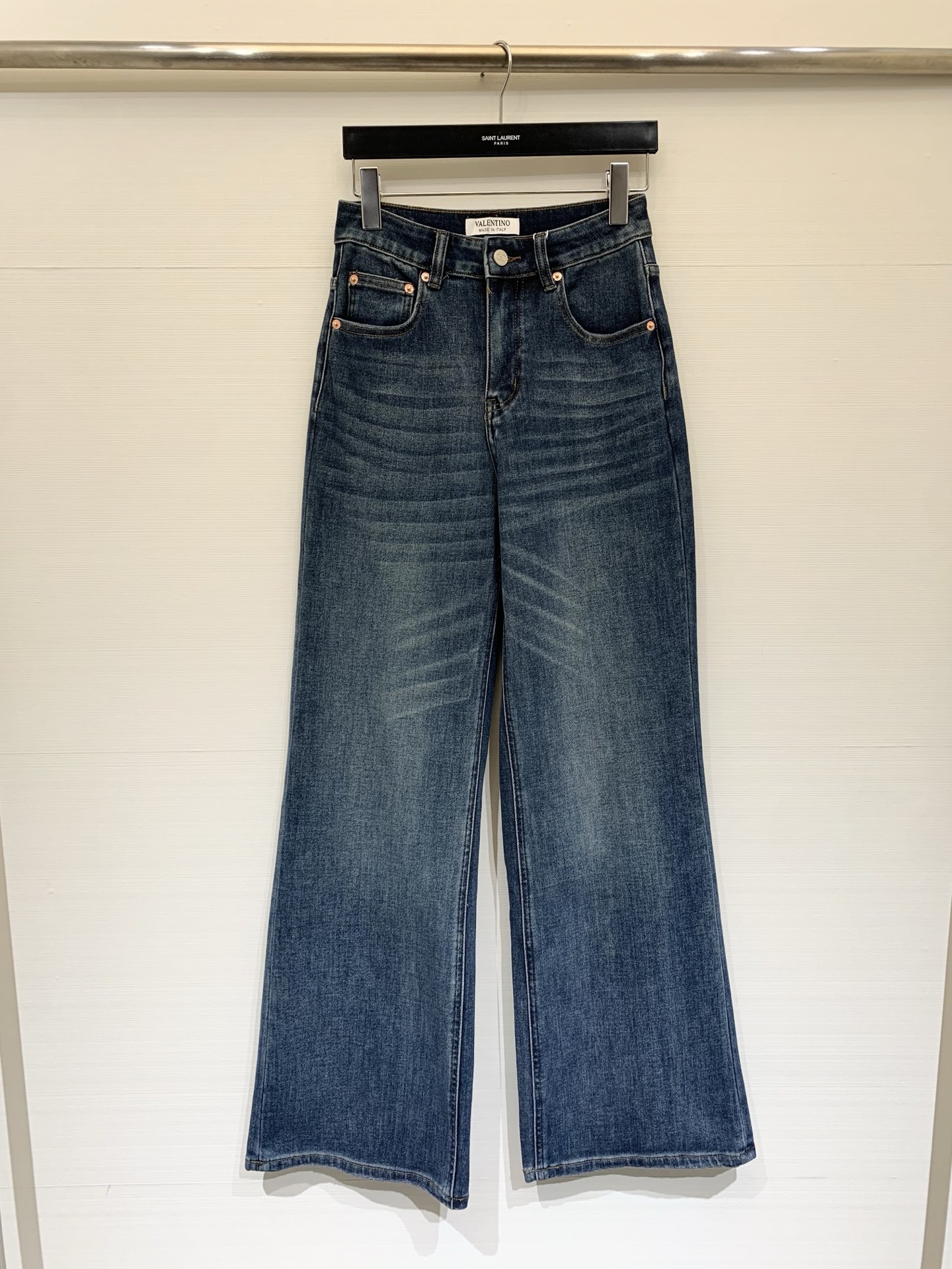 NO:740638,Valentino 26 spring and summer new series straight denim trousers with metal V pockets on the back, two colors SMLXL,,valentino,19860909Valentino 26春夏系列新款 直筒牛仔长裤 背后金属V口袋点缀 两色SMLXL,,valentino,,Women's clothing