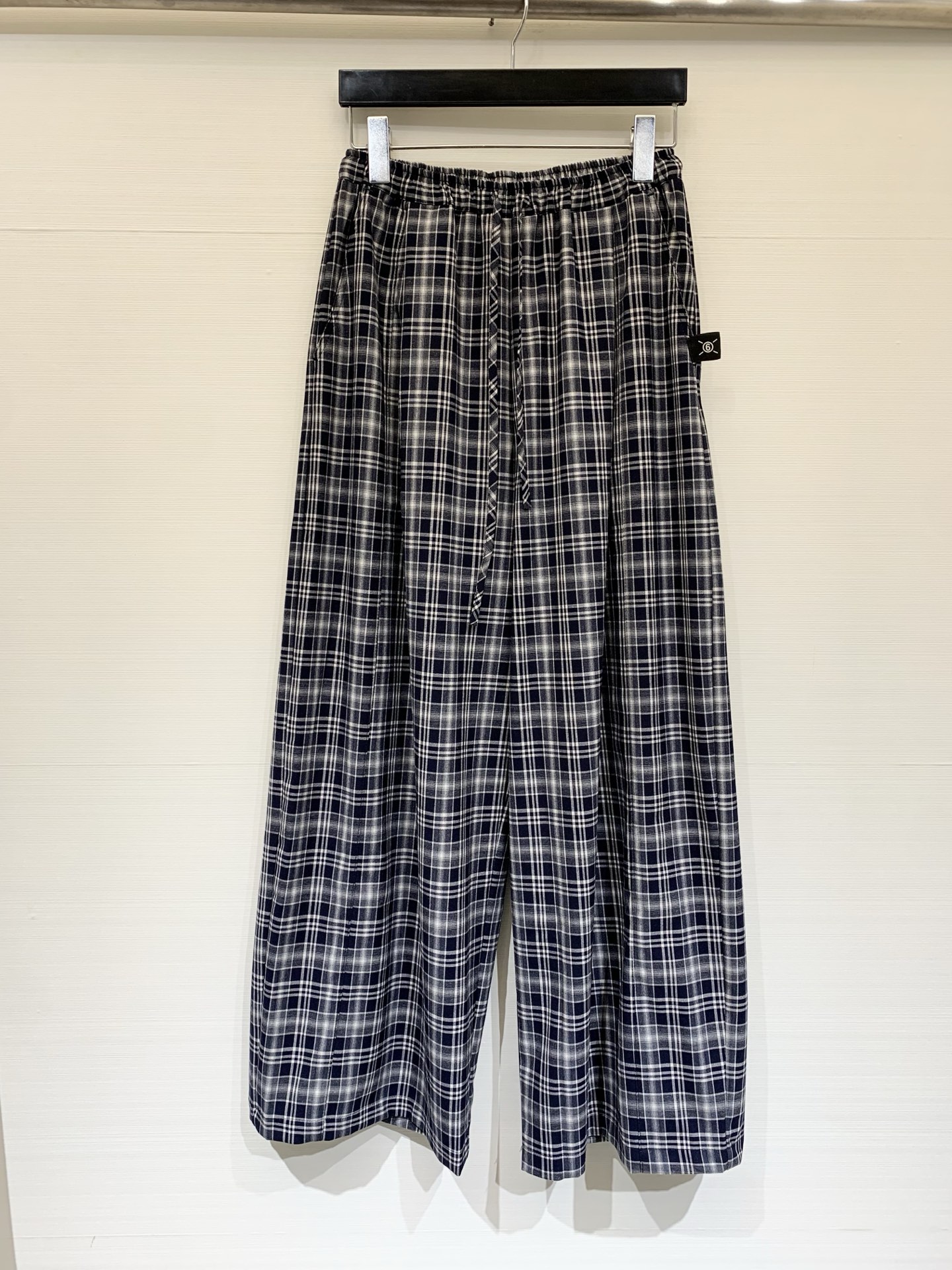 NO:740669,MM6 26 spring and summer new style wide-leg plaid casual trousers, classic '6' small logo on the left pocket, high-waisted wide-leg version, strong drape in the trouser legs, loose and lazy, highly tolerant to leg shapes, size SML, masion margiela,19860909MM6 26春夏新款 阔腿格纹休闲长裤,左侧插袋经典“6”小标志,高腰阔腿版型,裤管垂坠感强,宽松慵懒,对腿型包容度高 码数SML,,masion margiela,,Women's clothing