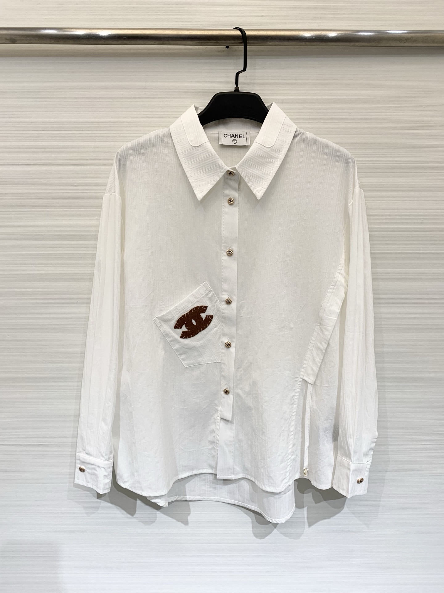 NO:740650,CHANEL 26 Spring/Summer Second-hand New Style Double C white shirt, its crisp texture exudes confidence and grace. Whether it is for professional elites or daily wear, it can show your extraordinary taste and is versatile!  single color sml,,chanel,shirts,19860909CHANEL 26春夏中古新款 双C白色衬衫,挺括质感衬出自信与风度,无论是职场精英还是日常穿搭,皆能彰显不凡品味,百搭款！单色sml,,chanel,shirts,,Women's clothing
