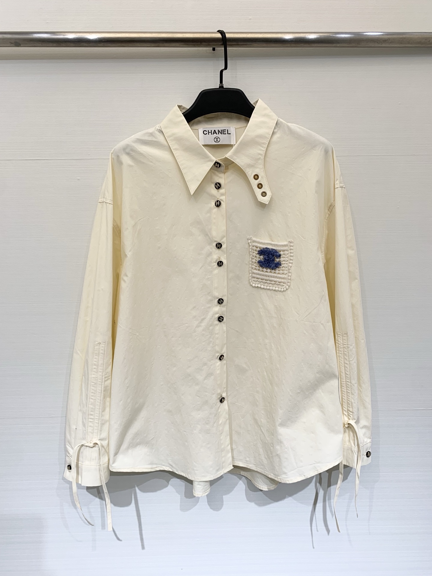 NO:740653,CHANEL 26 spring and summer new second-hand new style Pocket Double C shirt, fresh and elegant, with exquisite small pockets on the chest, which has both practicality and decorative charm. The style is crisp and stylish, making it easy to control various daily casual occasions!  Two-color SML,,chanel,shirts,19860909CHANEL 26春夏中古新款 口袋双C衬衫,清新优雅,胸前点缀精巧小口袋,兼具实用与装饰魅力.款式挺括有型,轻松驾驭日常休闲多种场合！两色 SML,,chanel,shirts,,Women's clothing