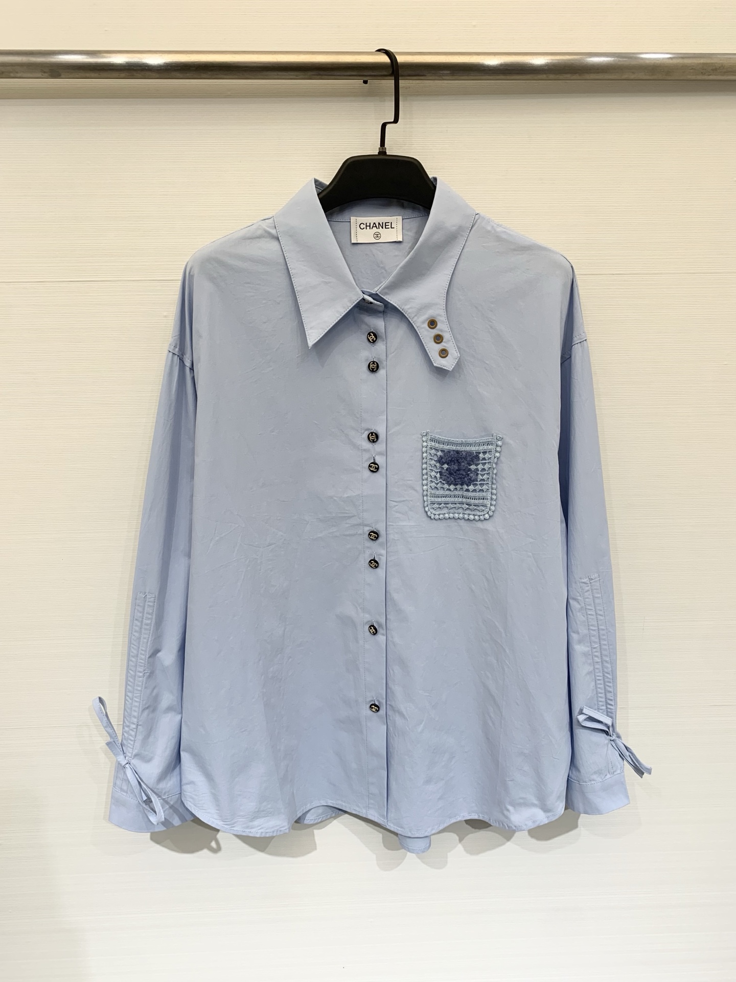 NO:740659,CHANEL 26 spring and summer new second-hand new style Pocket Double C shirt, fresh and elegant, with exquisite small pockets on the chest, which has both practicality and decorative charm. The style is crisp and stylish, making it easy to control various daily casual occasions!  Two-color SML P,,chanel,shirts,19860909CHANEL 26春夏中古新款 口袋双C衬衫,清新优雅,胸前点缀精巧小口袋,兼具实用与装饰魅力.款式挺括有型,轻松驾驭日常休闲多种场合！两色 SML P,,chanel,shirts,,Women's clothing