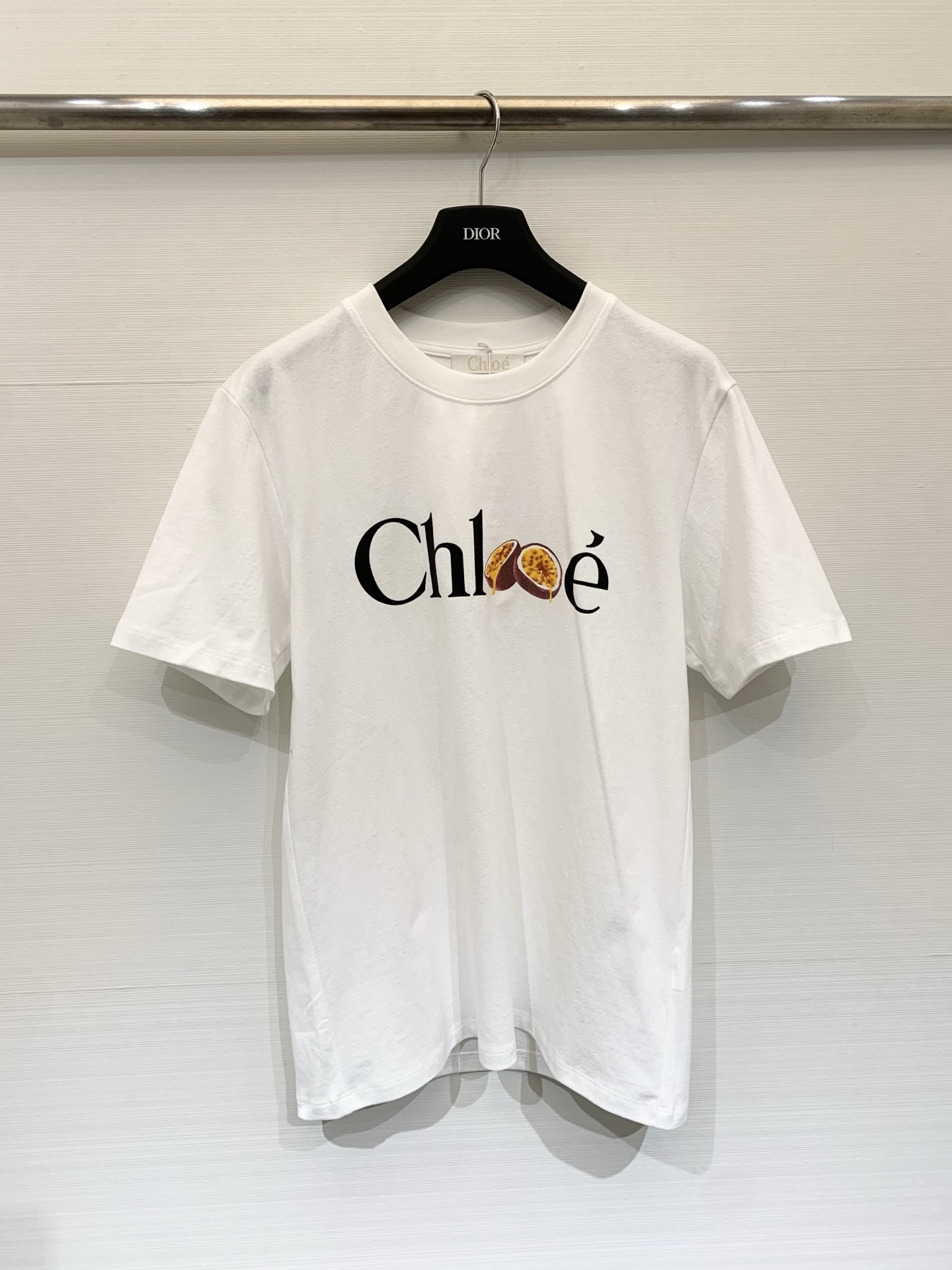 NO:740662,Chloe 26 new spring and summer style passion fruit print short-sleeved T-shirt, right-shoulder white T+sweet print, directly fills the spring and summer atmosphere. The cotton fiber processed by combing process is more delicate and smooth, and has no friction when worn close to the body. It also retains the natural breathability of pure cotton, and is not sweaty when worn in summer. Size SML, chloe, loewe, T-shirt, tees, t-shirt,19860909Chloe 26春夏新款 百香果印花短袖T恤,正肩白T+清甜印花,春夏氛围感直接拉满,采用精梳工艺处理的棉纤维更细腻平滑,贴身穿无摩擦感,同时保留纯棉天然的透气性,夏季穿着不闷汗 码数SML,,chloe,loewe,T-shirt,tees，t-shirt,,Women's clothing