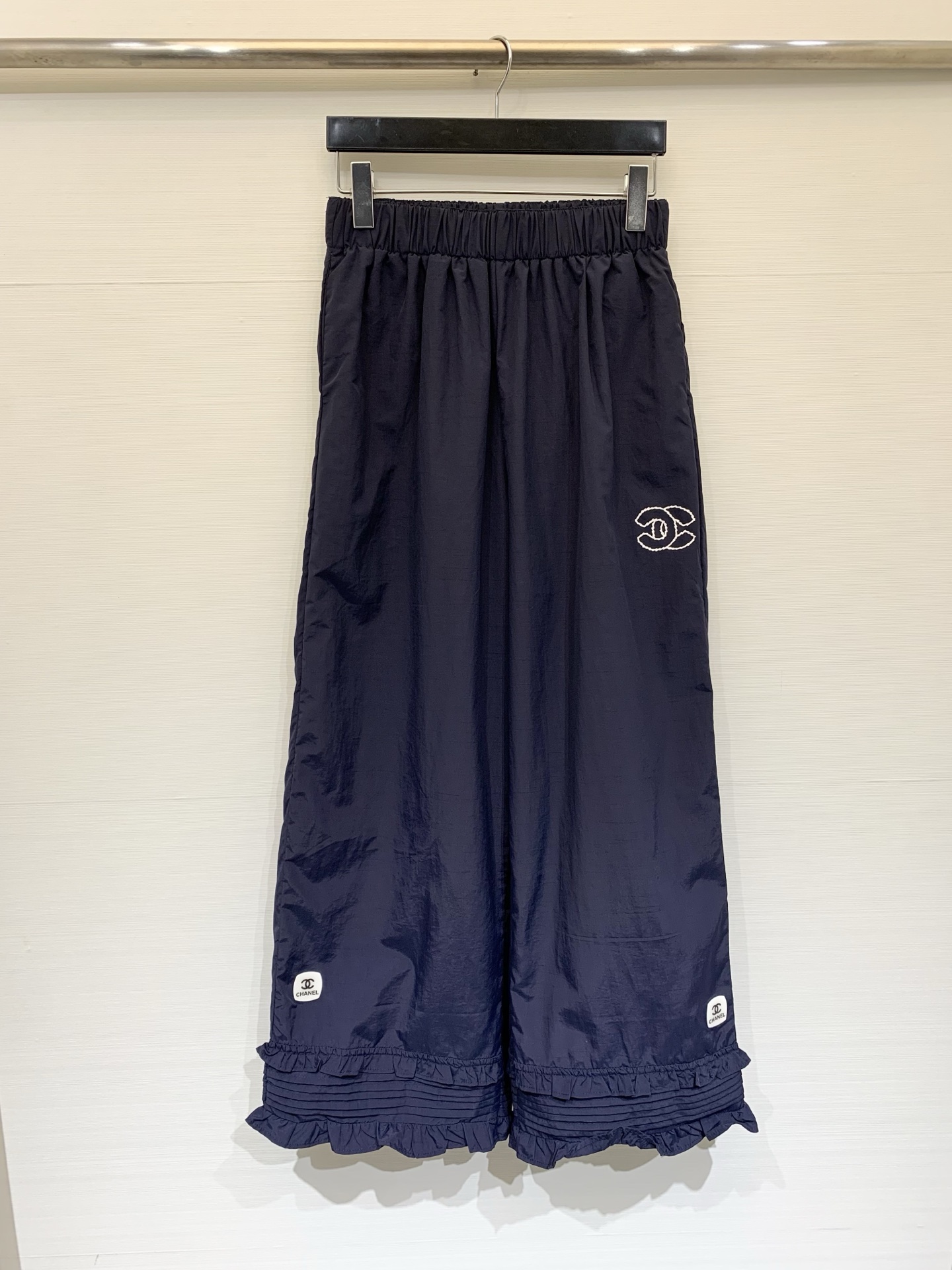 NO:740663,CHANEL 26 spring and summer new style lace straight pants, simple straight cut with three-dimensional lace at the hem, showing gentle details every step of the way. The high-waist design elongates the proportion, can be salty or sweet and super versatile, whether you are commuting or dating, you can wear it with a unique temperament~ Two-color SML,,chanel,19860909CHANEL 26春夏中古新款 花边直筒裤,简约直筒剪裁搭配下摆立体花边,一步一摇曳间尽显温柔细节.高腰设计拉长比例,可盐可甜超百搭,无论是通勤还是约会都能穿出独特气质～ 两色SML,,chanel,,Women's clothing