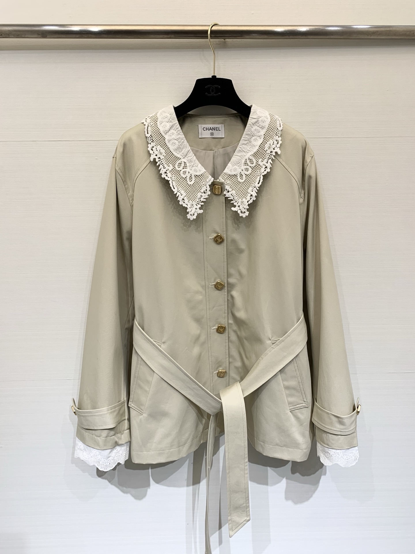 NO:740665,CHANEL 26 spring and summer new style, short windbreaker/jacket with waist, light khaki (beige) + white lace splicing, loose shoulder design, comes with a belt of the same color, the waist can be adjusted freely, taking into account the casual feeling and waistline shaping, customized gold '5' embossed buttons, with brand logo, enhance sophistication and recognition, French elegant/retro girly style, suitable for spring and autumn to wear alone or layered Size SML,,chanel,jackets &  coats,19860909CHANEL 26春夏新款 系带收腰短款风衣/夹克,浅卡其色（米杏色）+ 白色蕾丝拼接,宽松落肩版型,自带同色系腰带,可自由调节收腰,兼顾休闲感与腰线塑造,定制金色“5”字浮雕纽扣,带有品牌标识,提升精致度与辨识度,法式优雅/复古少女风,适合春秋季单穿或叠穿 码数SML,,chanel,jackets & coats,,Women's clothing