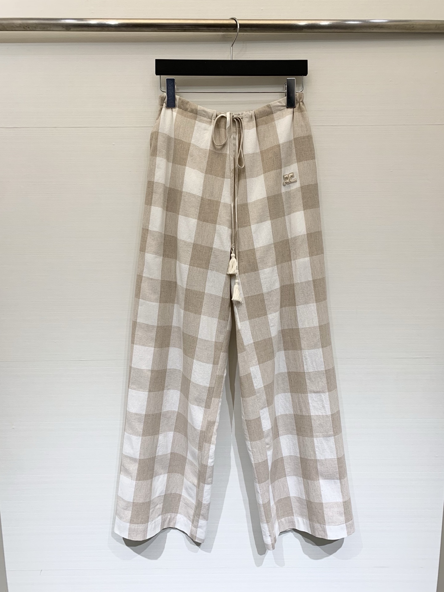 NO:740671,Courreges 26 spring and summer new style cotton and linen wide-leg plaid casual pants, light khaki + off-white large plaid, high-waisted wide-leg version, loose and hanging trouser legs, lazy and casual, highly tolerant to leg shapes, the right side of the pants is decorated with three-dimensional embroidery logo of the same color, can be paired with simple T-shirts, sweaters, suspenders, etc., to create a comfortable and casual style. Size SML, tees, t-shirt,19860909Courreges 26春夏新款 棉麻阔腿格纹休闲裤,浅卡其色 + 米白大格纹,高腰阔腿版型,裤管宽松垂坠,慵懒随性,对腿型包容度高,右侧裤身点缀同色系立体刺绣Logo,可搭配简约T恤、针织衫、吊带等,打造舒适随性的穿搭风格 码数SML,,tees，t-shirt,,Women's clothing