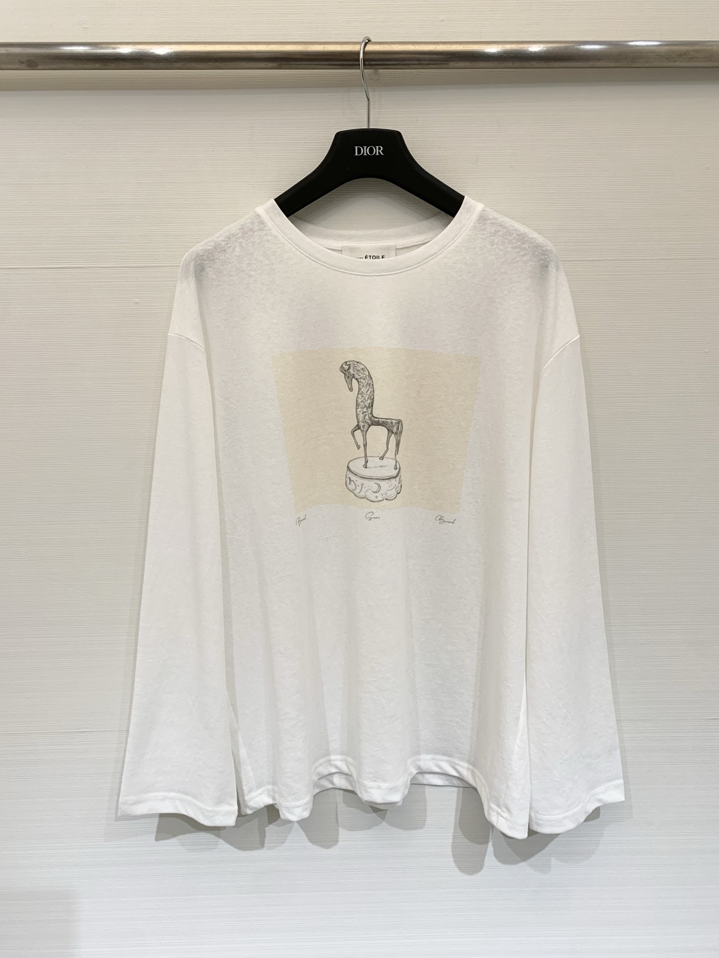 NO:740677,Isabel Marant 26 early spring new style loose long-sleeved T-shirt with sketch print, full of modern artistic sketch pony pattern, adopts oversize loose cut, dropped shoulder sleeve design with slightly wide body, strong tolerance for body shape, creating a lazy and casual dressing effect. Two-color sml, versace, tees, t-shirt,19860909IsabelMarant 26早春新款 素描印花宽松长袖T恤,充满现代艺术感的素描小马图案,采用oversize宽松剪裁,落肩袖设计搭配微阔的衣身,对身材包容性强,打造慵懒随性的穿搭效果 两色sml,,versace,tees，t-shirt,,Women's clothing