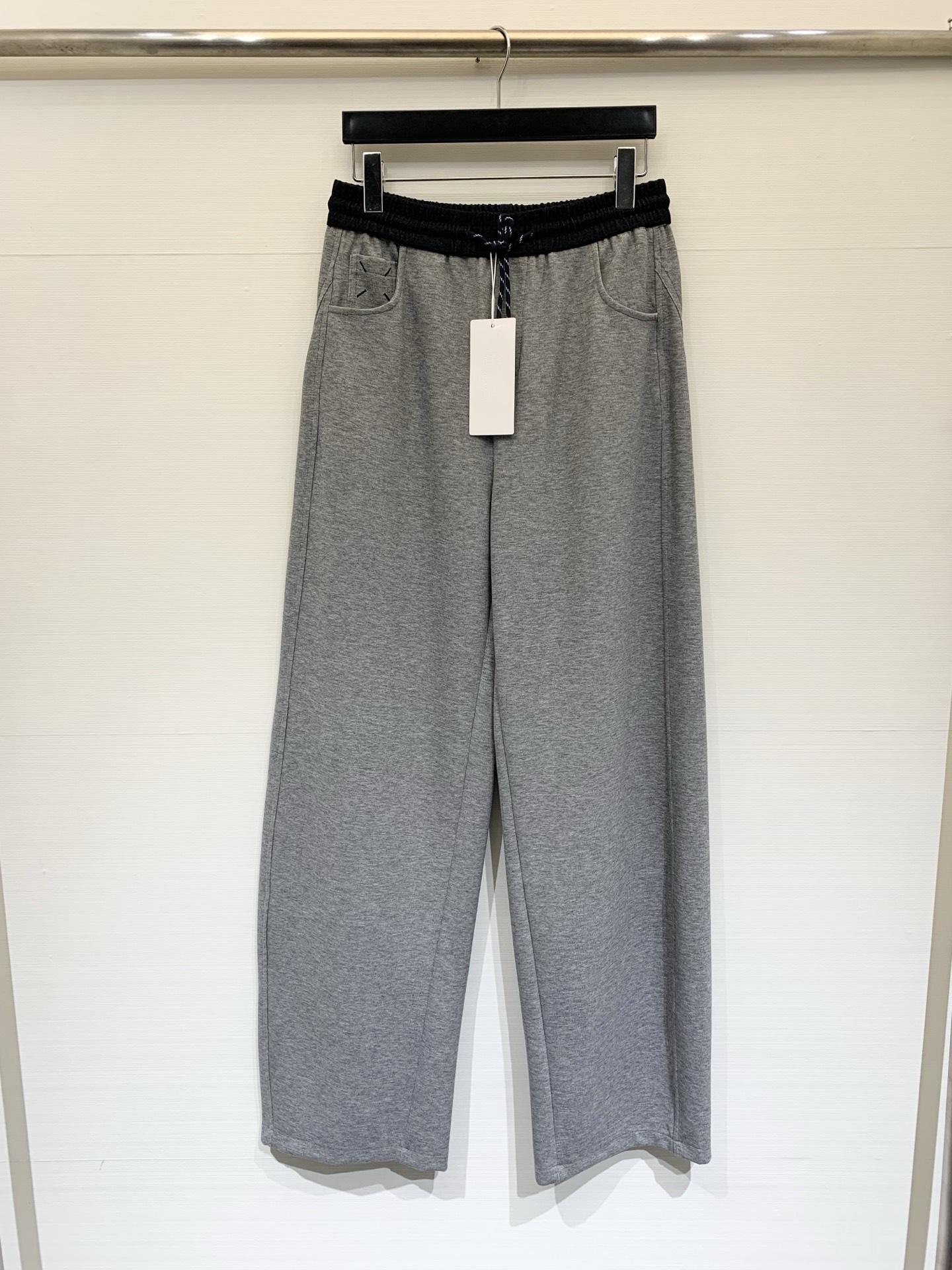 NO:748001,MM6 26 spring and summer new style casual wide-leg sweatpants, focusing on comfortable daily wear and casual wear, high-waisted wide-leg straight version, loose and drapey trouser legs, effectively modifying the leg shape, the front side pockets are embellished with iconic cross-shaped topstitch embroidery to enhance design recognition Two-color sml P,,masion margiela,19860909MM6 26春夏新款 休闲松弛感阔腿卫裤,主打舒适日常与随性穿搭,高腰阔腿直筒版型,裤管宽松垂坠,有效修饰腿型,前侧口袋处点缀标志性十字形明线刺绣,强化设计辨识度 两色sml P,,masion margiela,,Women's clothing