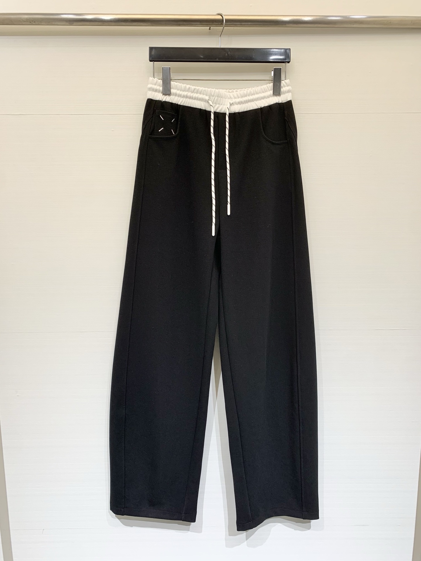 NO:747996,MM6 26 spring and summer new style casual wide-leg sweatpants, focusing on comfortable daily wear and casual wear, high-waisted wide-leg straight version, loose and drapey pants, effectively modifying the leg shape, the front side pockets are embellished with iconic cross-shaped top-stitch embroidery to enhance design recognition. Two-color sml, masion margiela,19860909MM6 26春夏新款 休闲松弛感阔腿卫裤,主打舒适日常与随性穿搭,高腰阔腿直筒版型,裤管宽松垂坠,有效修饰腿型,前侧口袋处点缀标志性十字形明线刺绣,强化设计辨识度 两色sml,,masion margiela,,Women's clothing