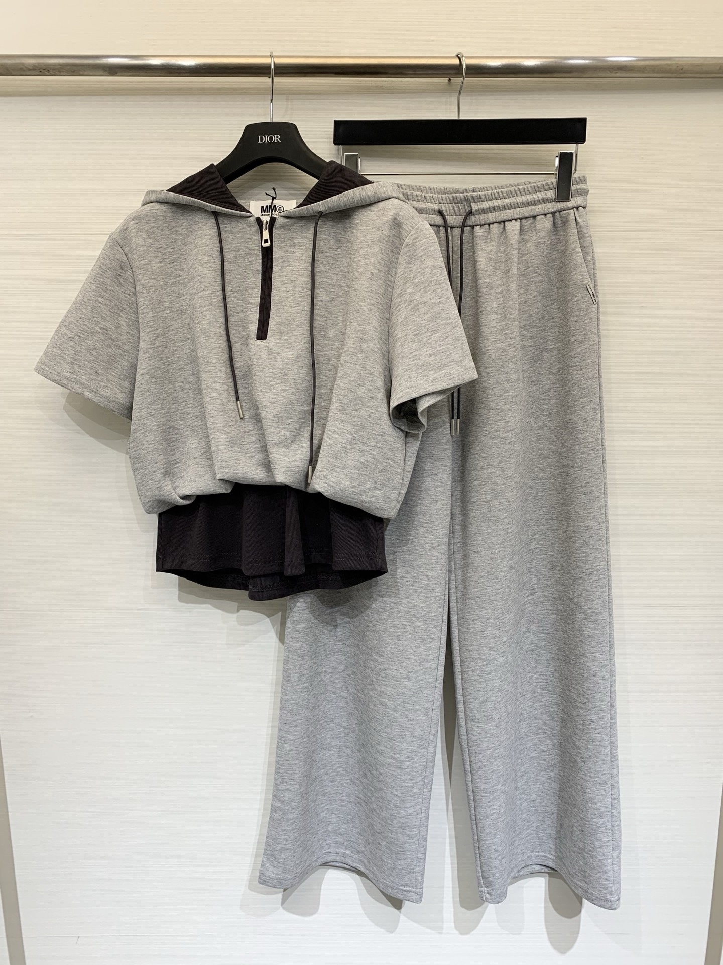 NO:747991,MM6 26 spring and summer new style fake two-piece casual suit, loose short hooded half-sleeved trousers, the length just exposes the waistline, visually optimizing the body proportions, the hat and trousers are decorated with a small label logo on the outside of the right pocket, representing 'effortless fashion' two-color sml, masion margiela, T-shirt, hats,19860909MM6 26春夏新款 假两件休闲套装,宽松短款连帽半拉短袖长裤,衣长刚好露出腰线,视觉上优化身材比例,帽子和长裤右侧口袋外侧点缀小标签Logo,“毫不费力的时髦感”代表 两色sml,,masion margiela,T-shirt,hats,,Women's clothing