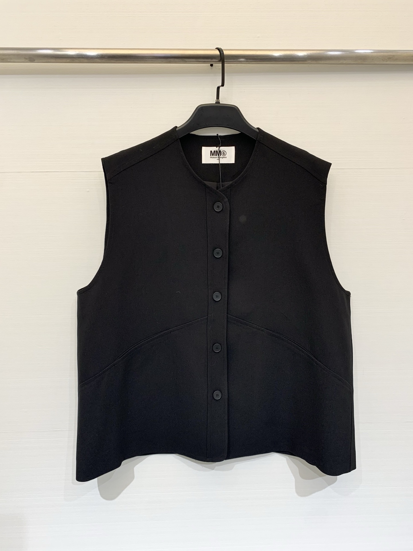 NO:747963,MM6 Maison Margiela 26 spring and summer new style black sleeveless stand-up collar vest, loose straight cut, pure black matte texture, no extra color points, single row of 5 black round buttons, daily commuting, citywalk, light workplace wear, size SML,, masion margiela,19860909MM6 Maison Margiela 26春夏新款 黑色无袖立领马甲,宽松直筒剪裁,纯黑色哑光质感,无多余色彩点,单排5颗黑色圆形纽扣,日常通勤、citywalk、轻职场穿搭 码数SML,,masion margiela,,Women's clothing